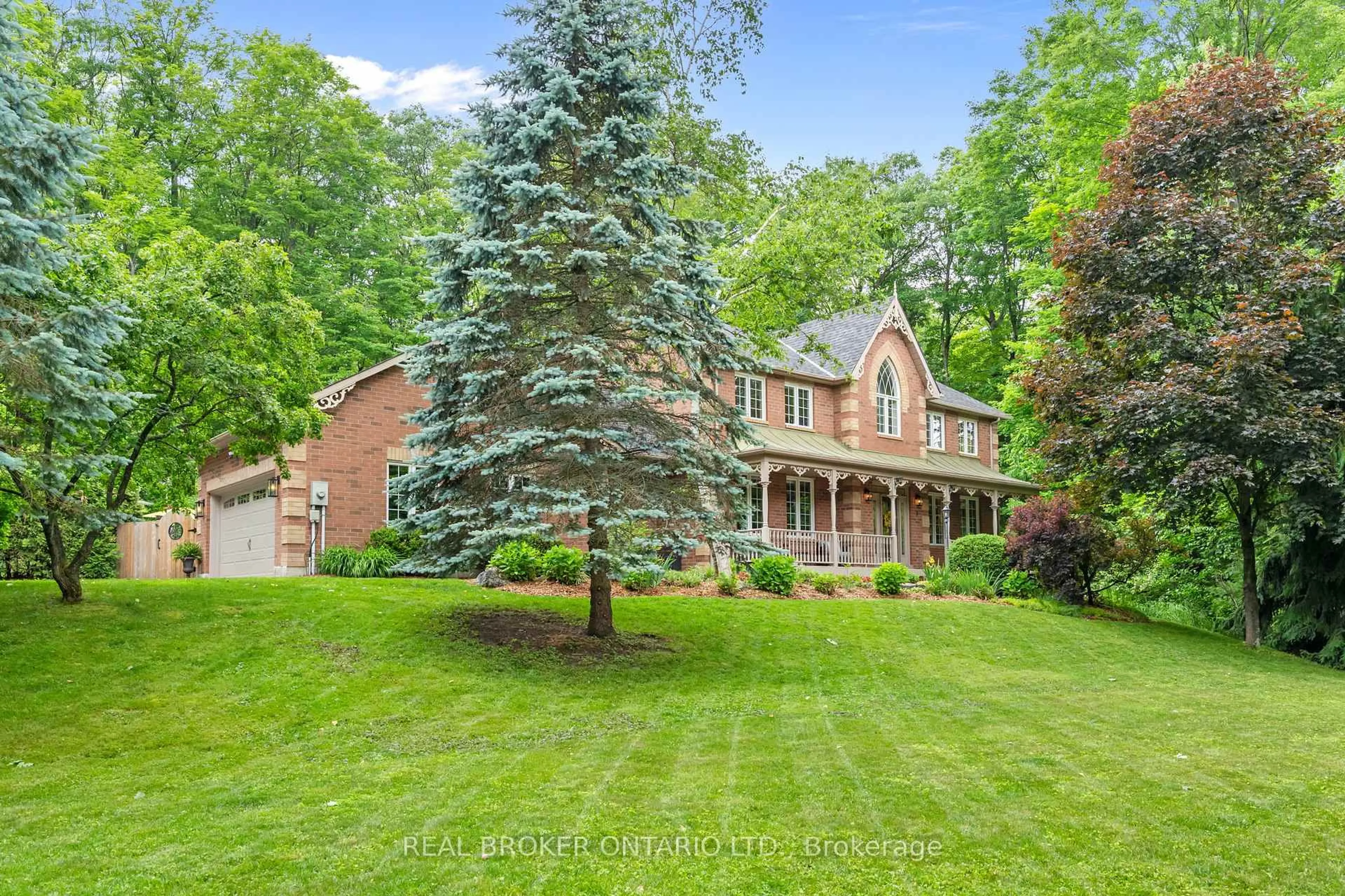 A pic from outside/outdoor area/front of a property/back of a property/a pic from drone, unknown for 8 Oakview Pl, Uxbridge Ontario L9P 0L1