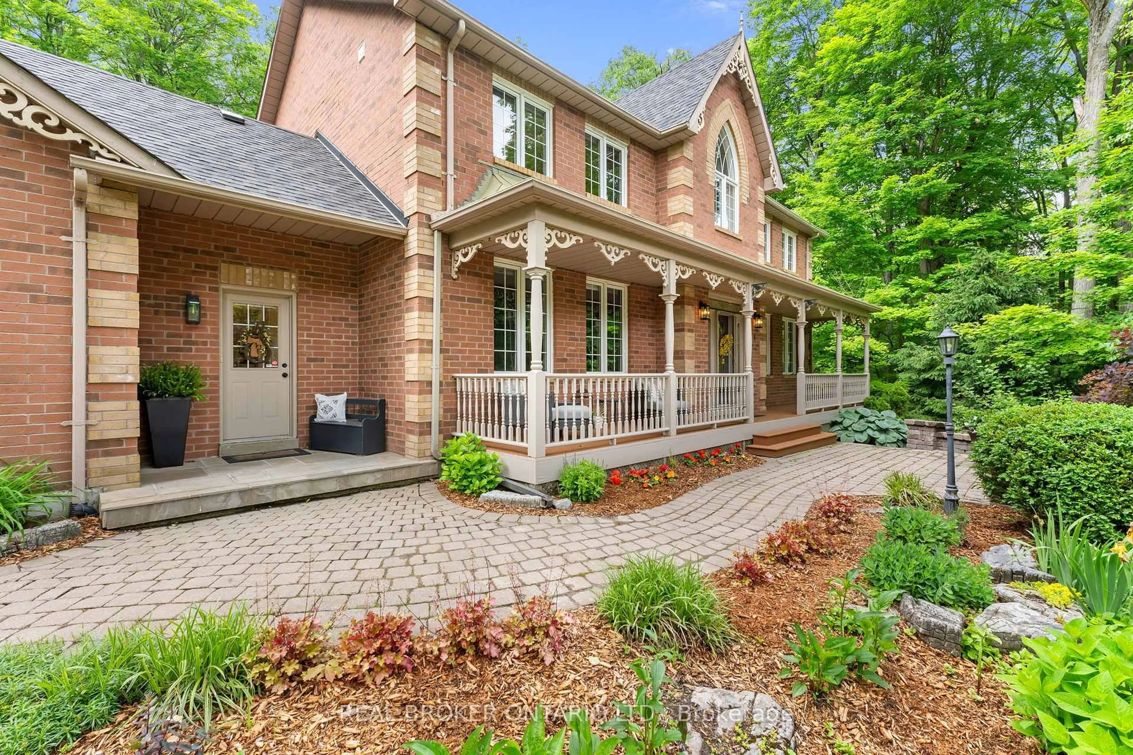 Home with brick exterior material, street for 8 Oakview Pl, Uxbridge Ontario L9P 0L1