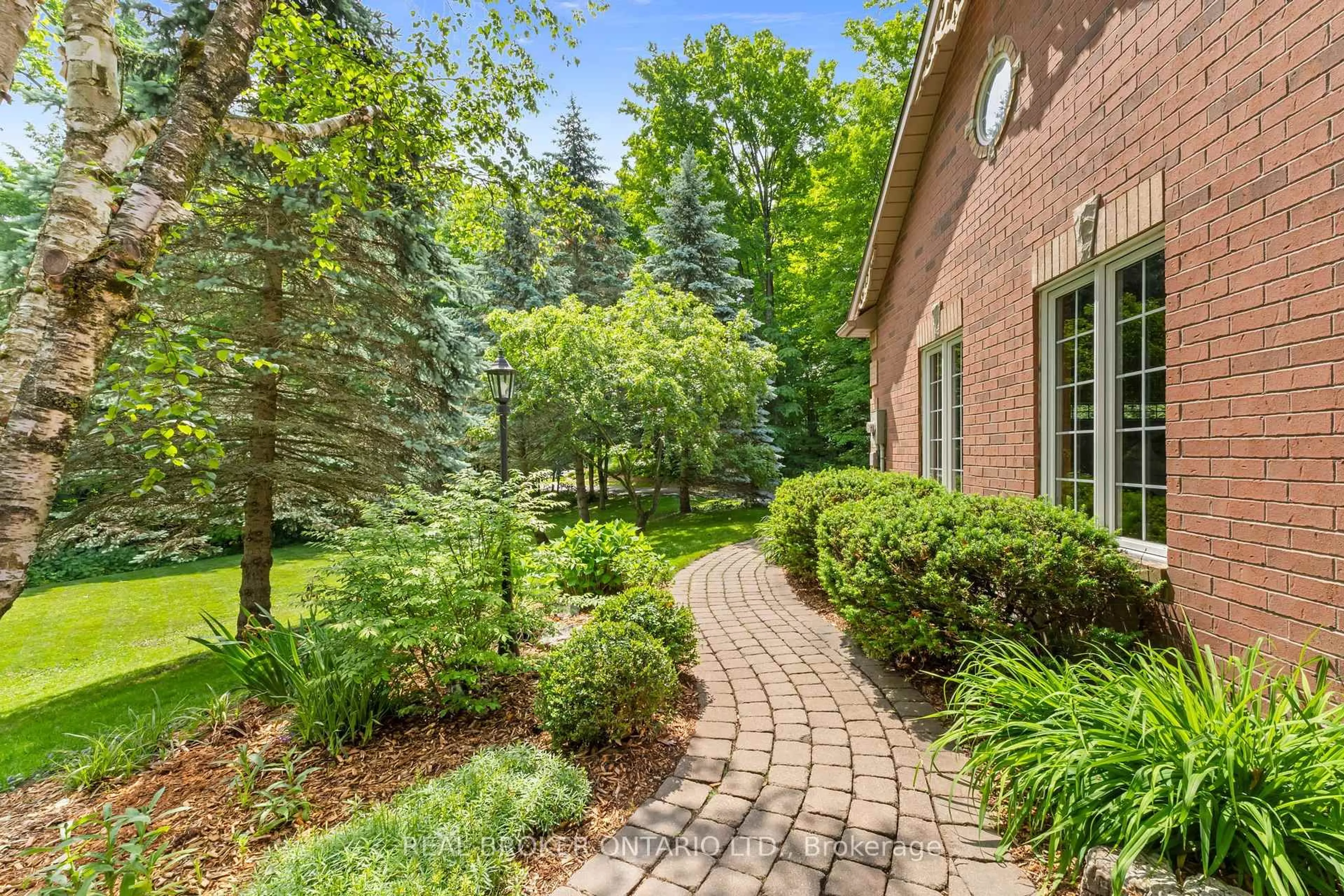 Patio, street for 8 Oakview Pl, Uxbridge Ontario L9P 0L1