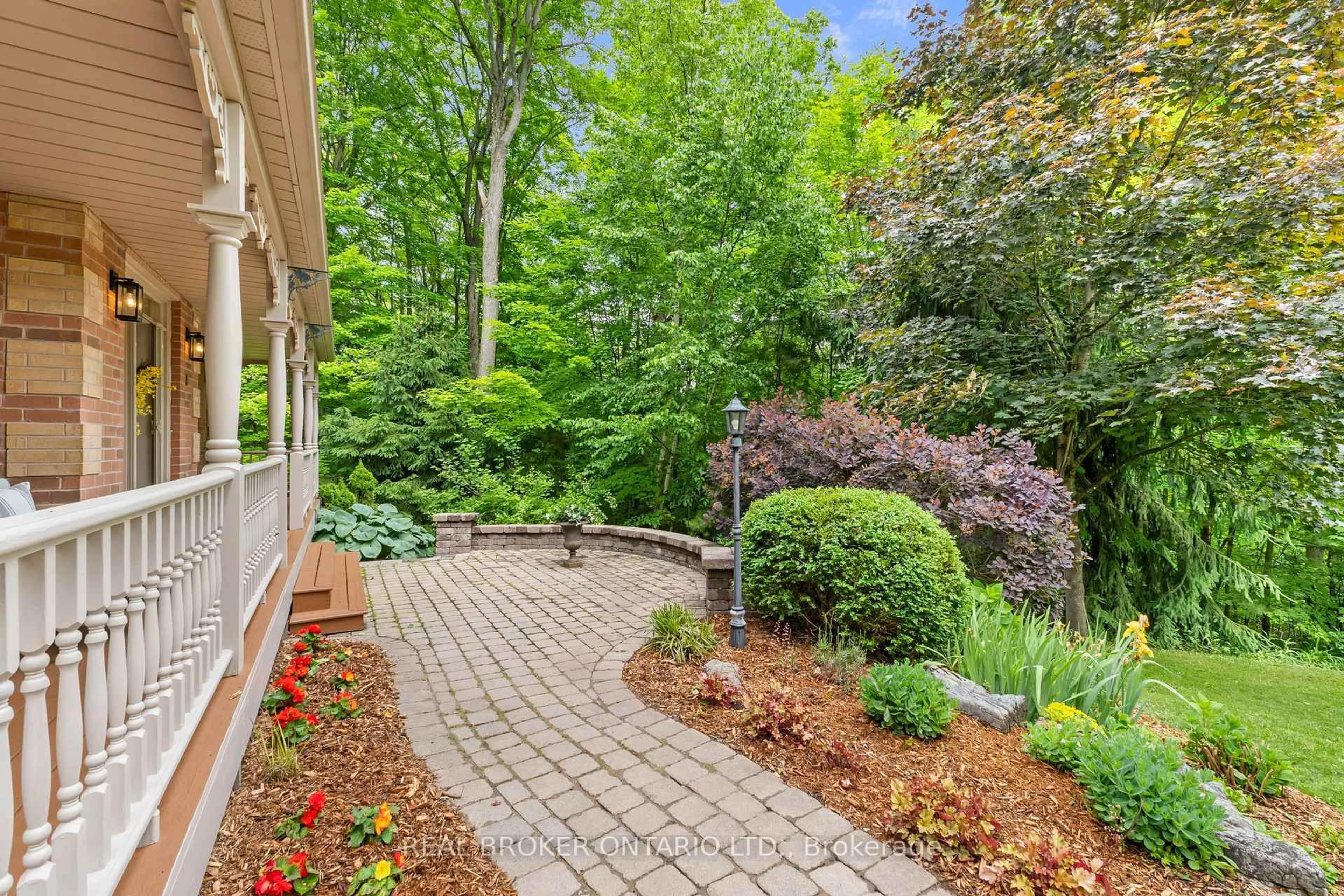 Patio, street for 8 Oakview Pl, Uxbridge Ontario L9P 0L1