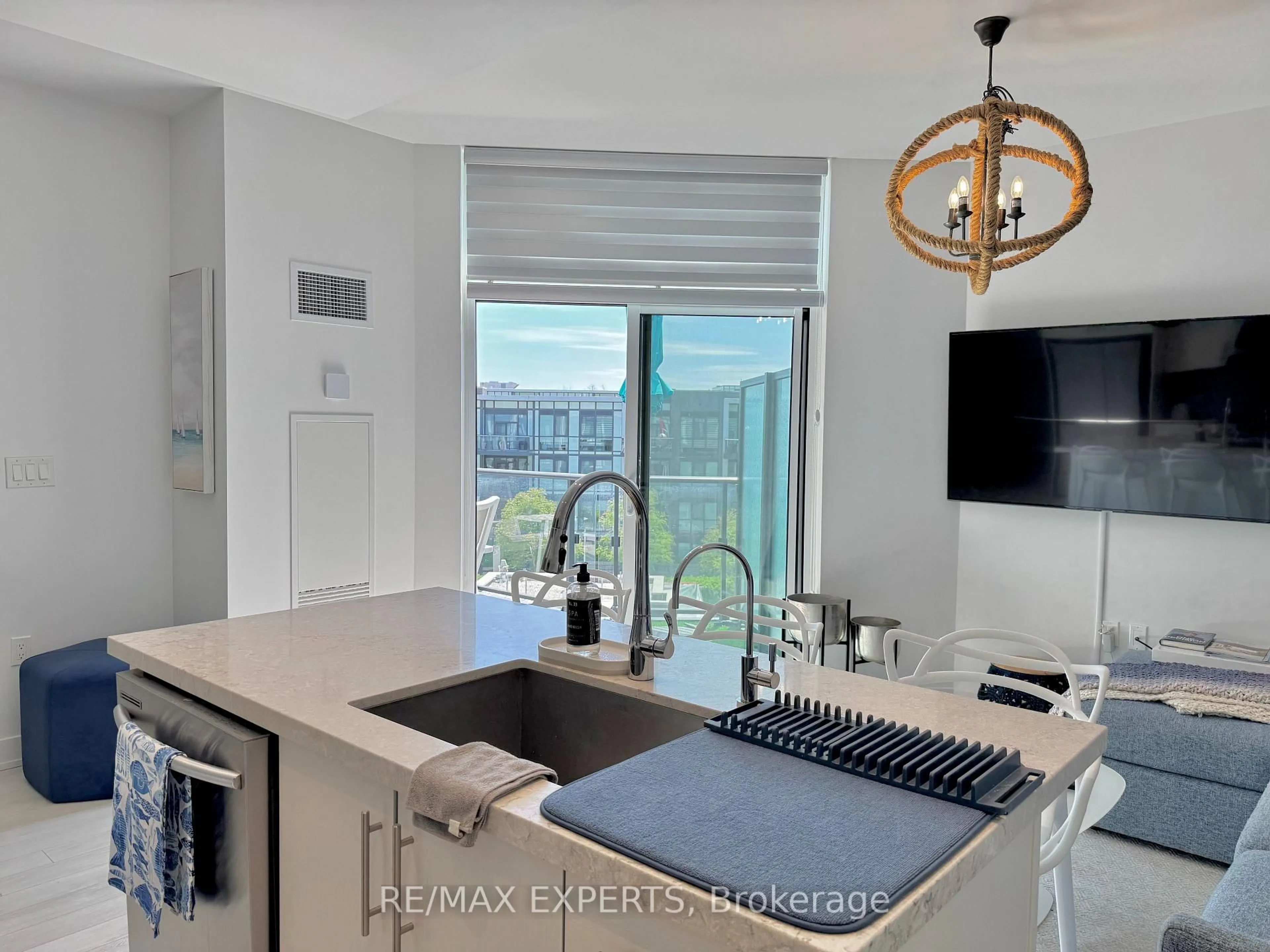 Open concept kitchen, ceramic/tile floor for 375 SEA RAY AVE Ave, Innisfil Ontario L9S 0N9