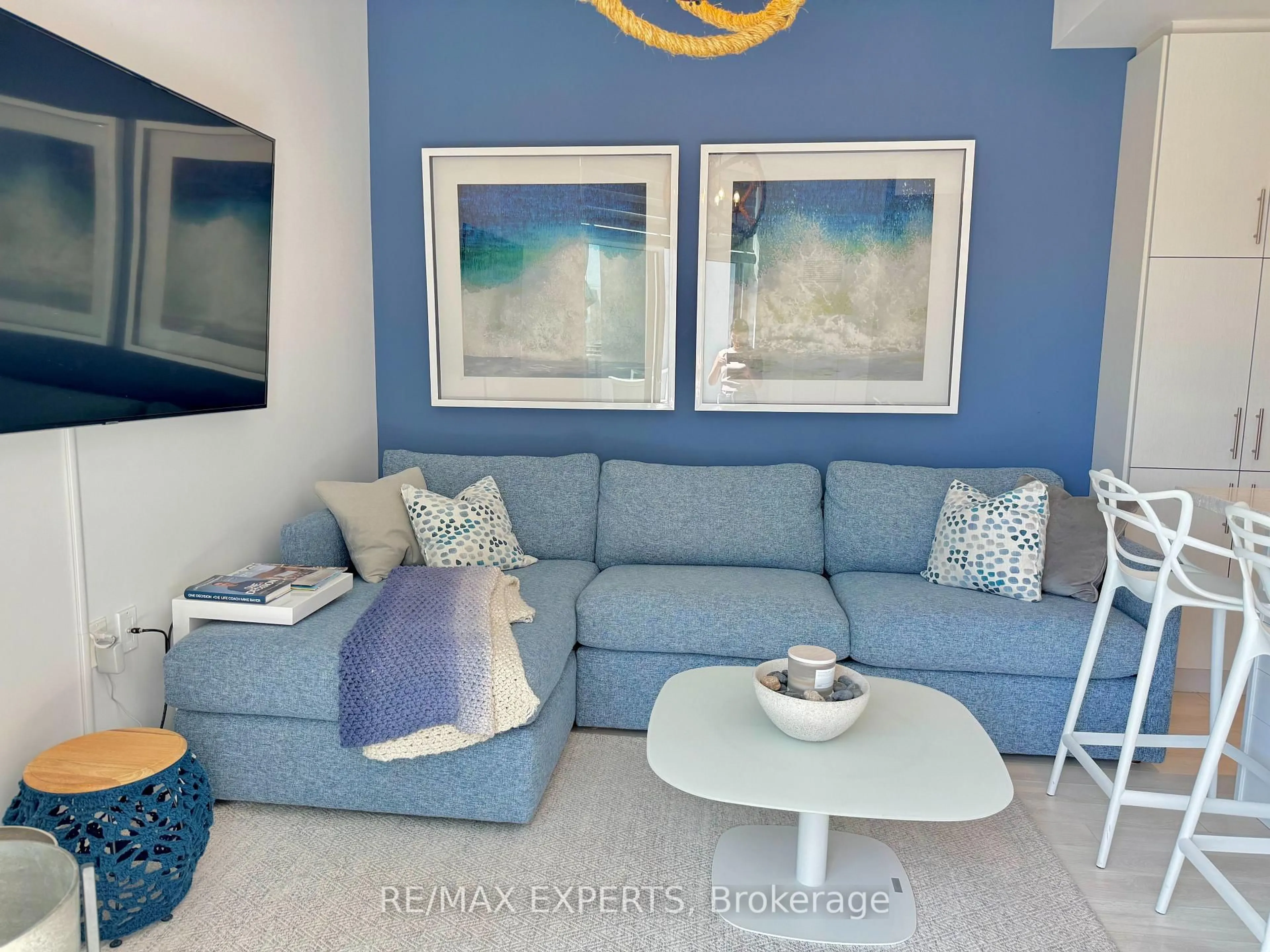 Living room with furniture, unknown for 375 SEA RAY AVE Ave, Innisfil Ontario L9S 0N9