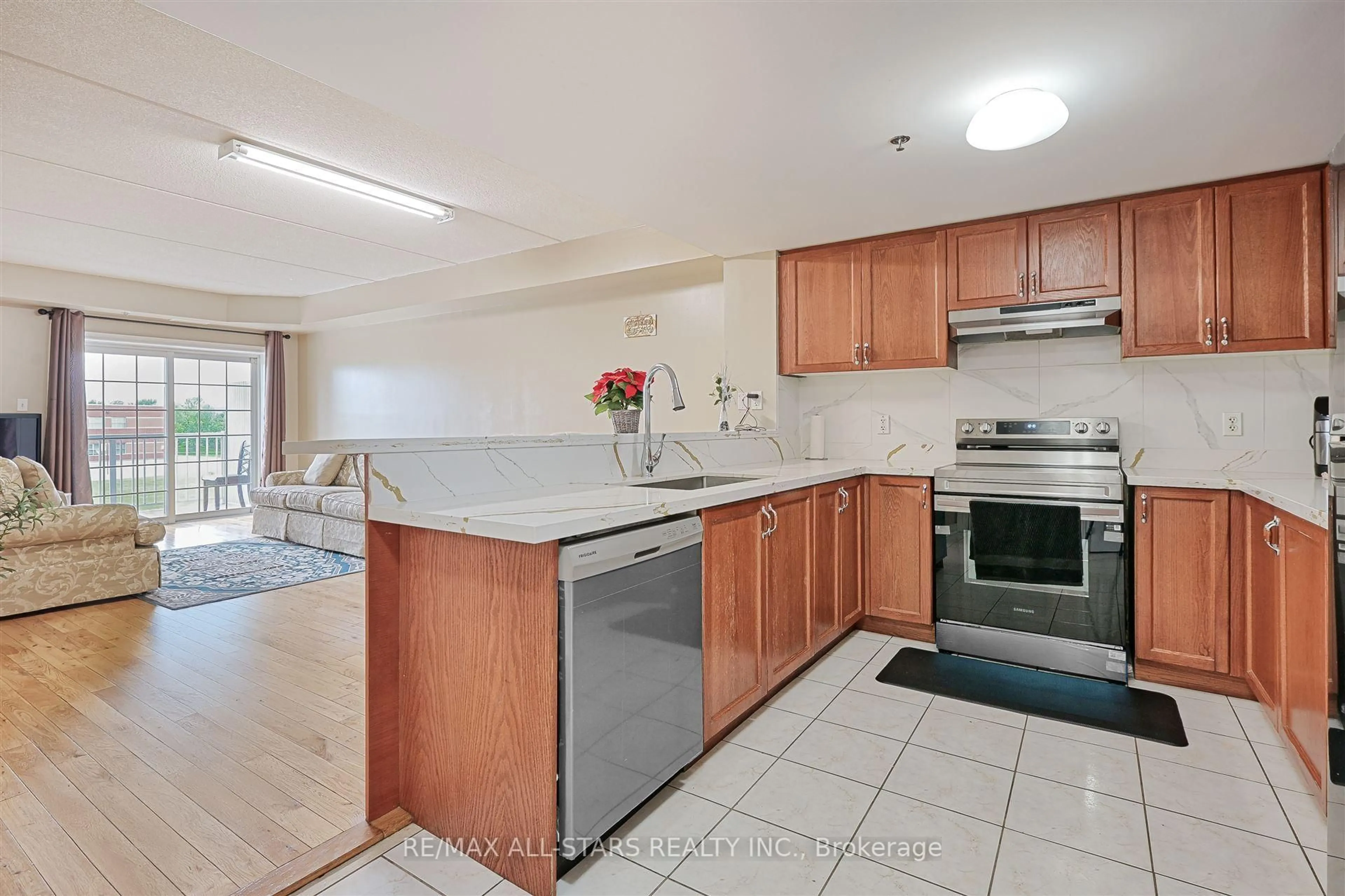 Open concept kitchen, ceramic/tile floor for 7428 Markham Rd #304, Markham Ontario L3S 4V6