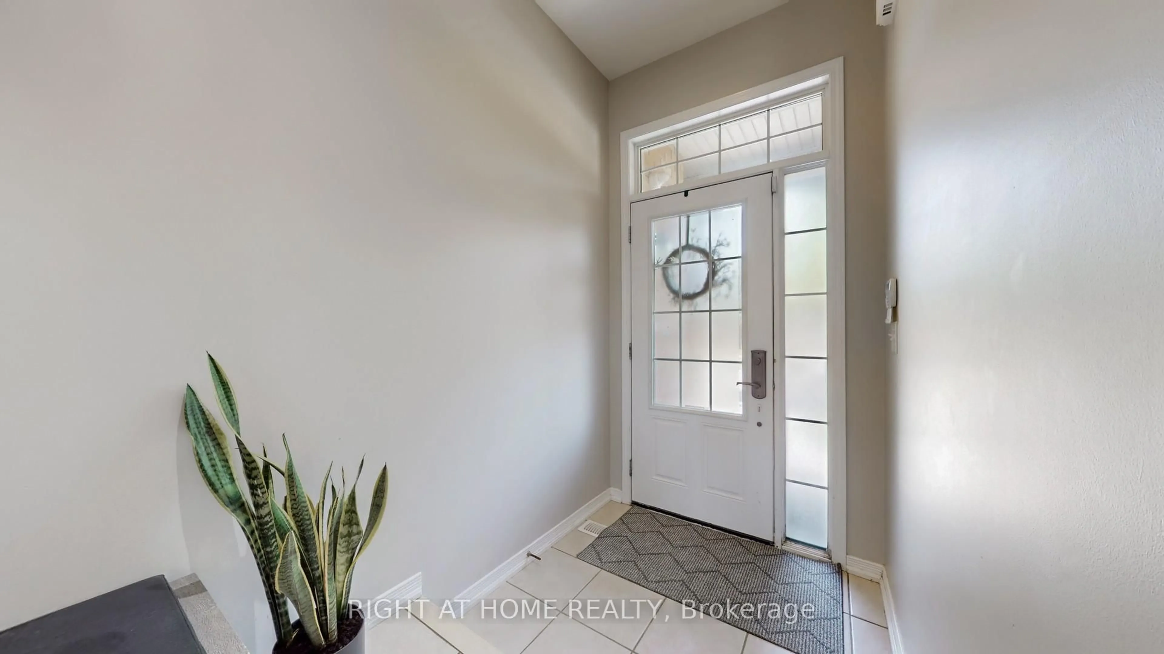 Indoor entryway for 92 Waterlily Tr, King Ontario L0G 1T0