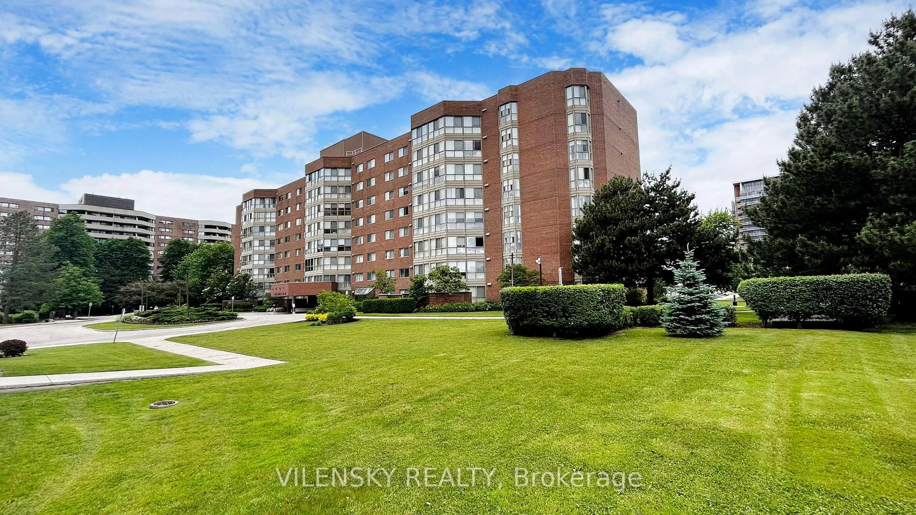 A pic from outside/outdoor area/front of a property/back of a property/a pic from drone, unknown for 5 Weldrick Rd #613, Richmond Hill Ontario L4C 8S9
