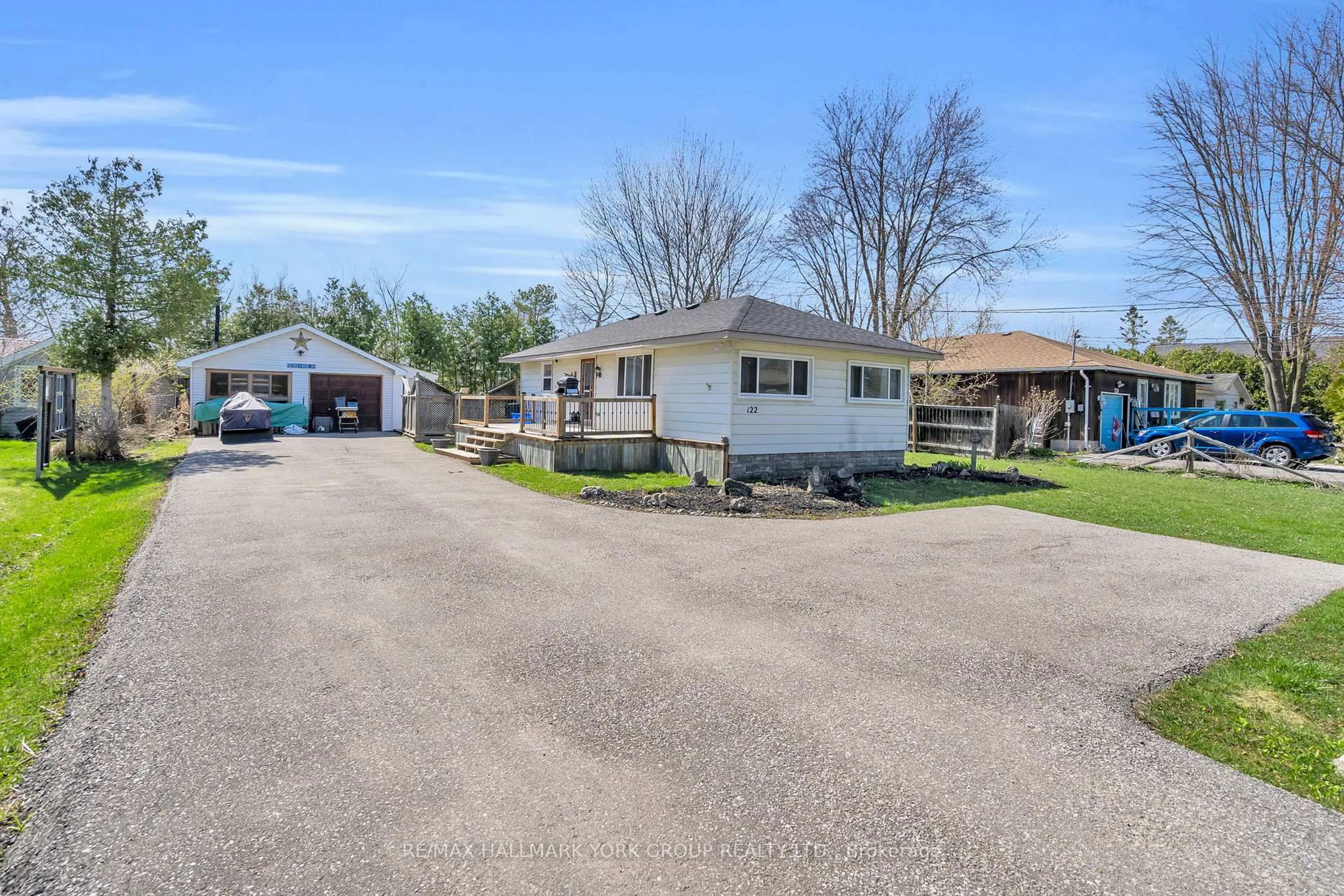 A pic from outside/outdoor area/front of a property/back of a property/a pic from drone, street for 122 Sunset Beach Rd, Georgina Ontario L0E 1N0