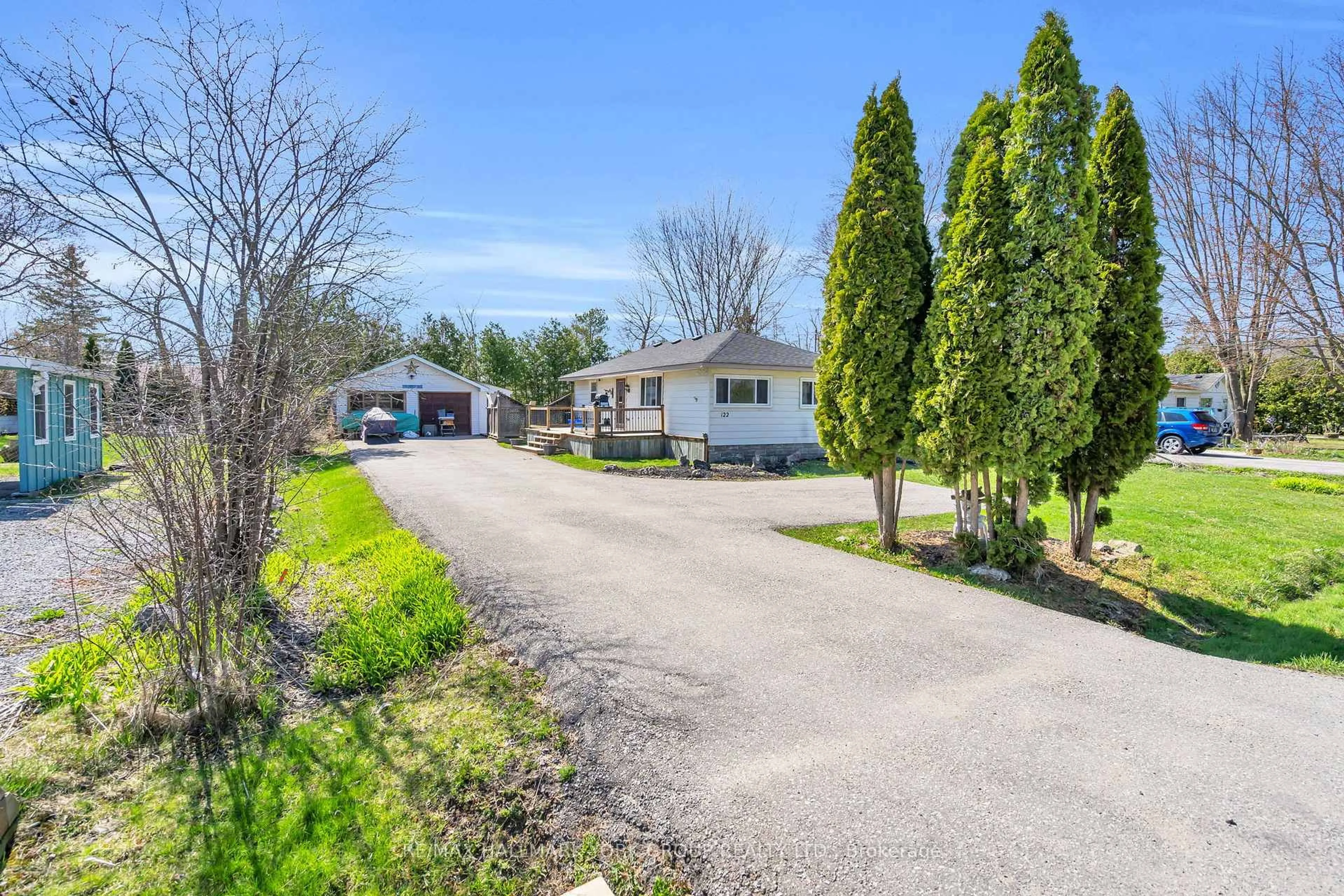 A pic from outside/outdoor area/front of a property/back of a property/a pic from drone, street for 122 Sunset Beach Rd, Georgina Ontario L0E 1N0
