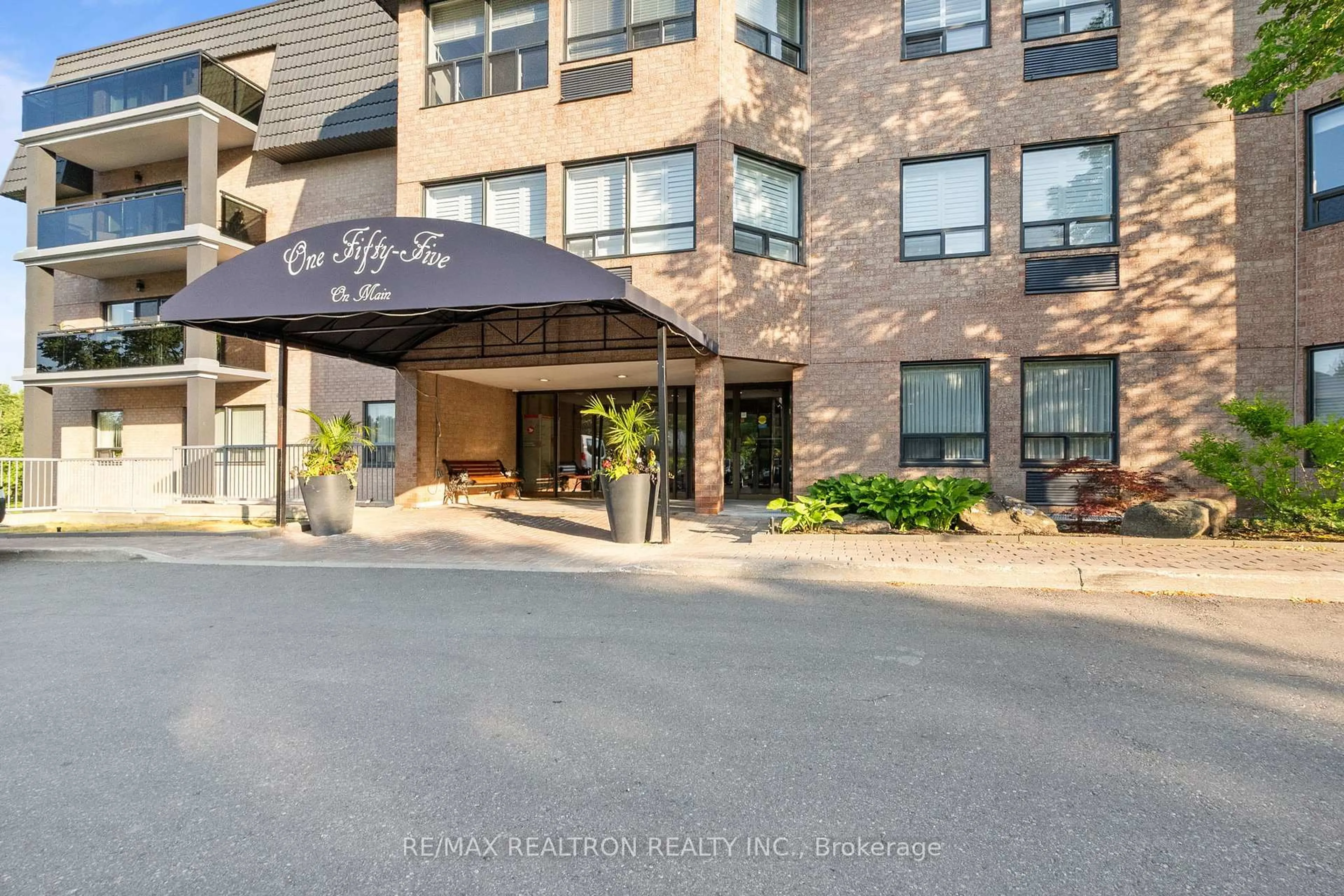 Indoor foyer for 155 Main St #306, Newmarket Ontario L3Y 8C2
