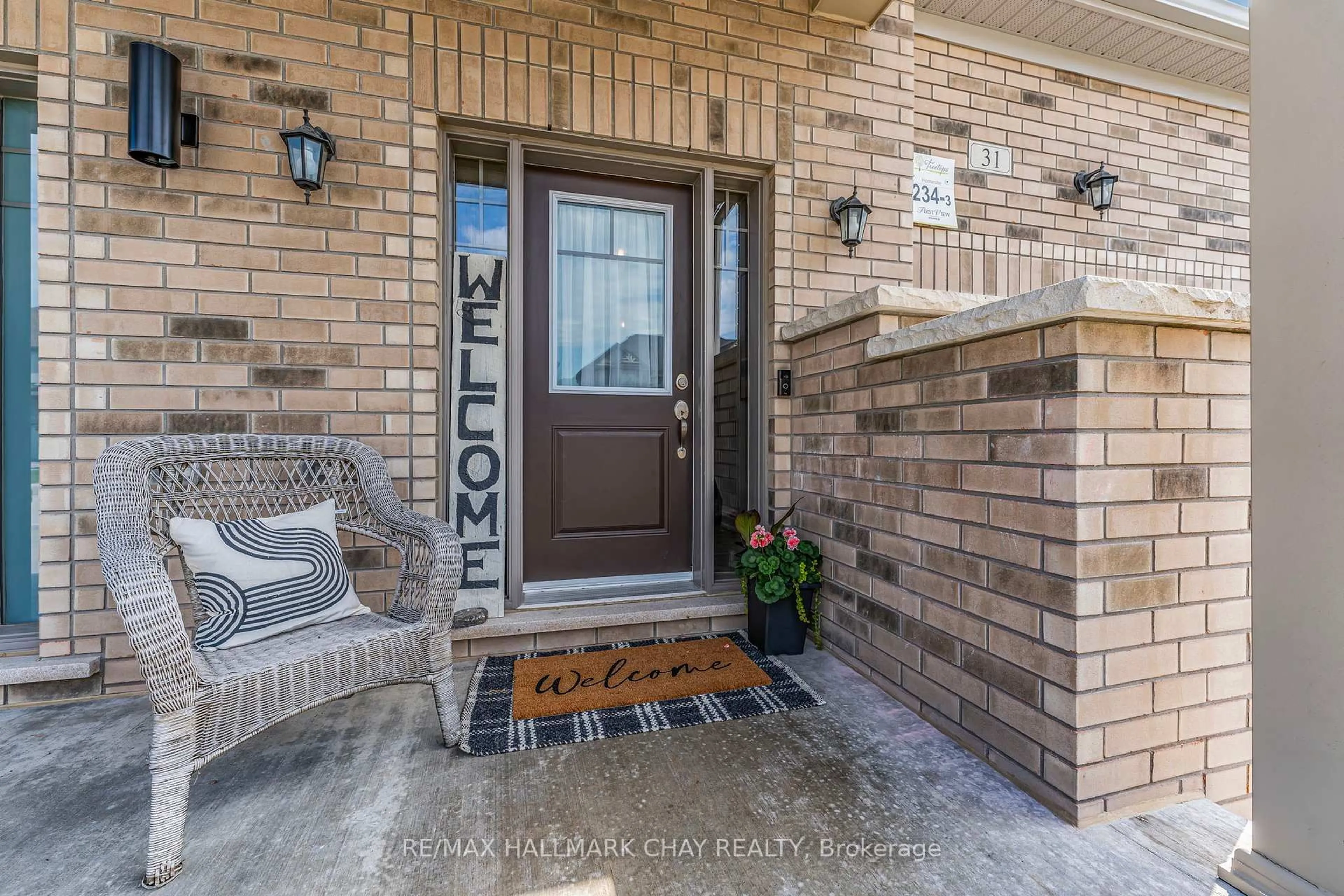 Indoor entryway for 31 Arnold Cres, New Tecumseth Ontario L9R 0T6