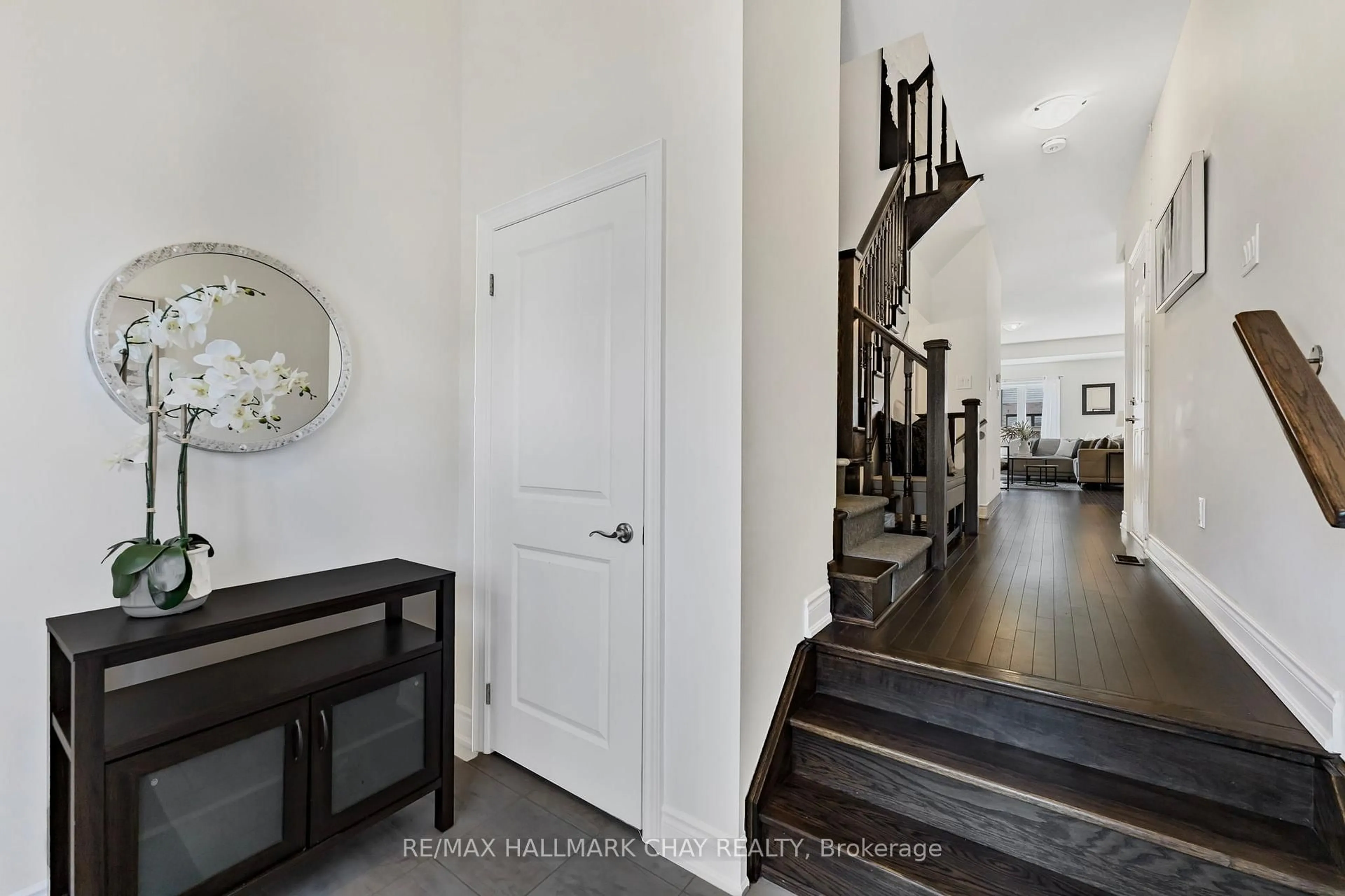 Indoor entryway for 31 Arnold Cres, New Tecumseth Ontario L9R 0T6