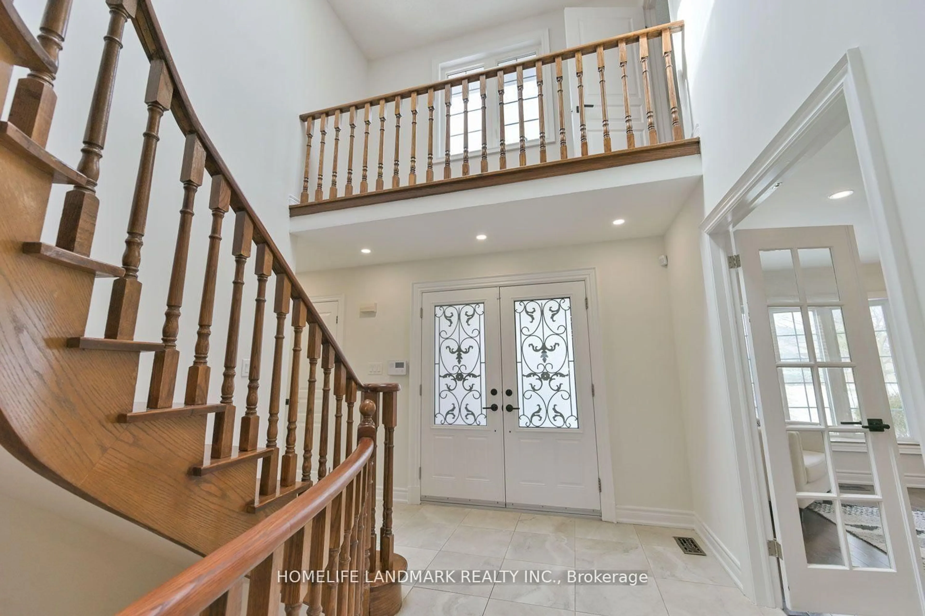 Indoor foyer for 225 Regent St, Richmond Hill Ontario L4C 9S8