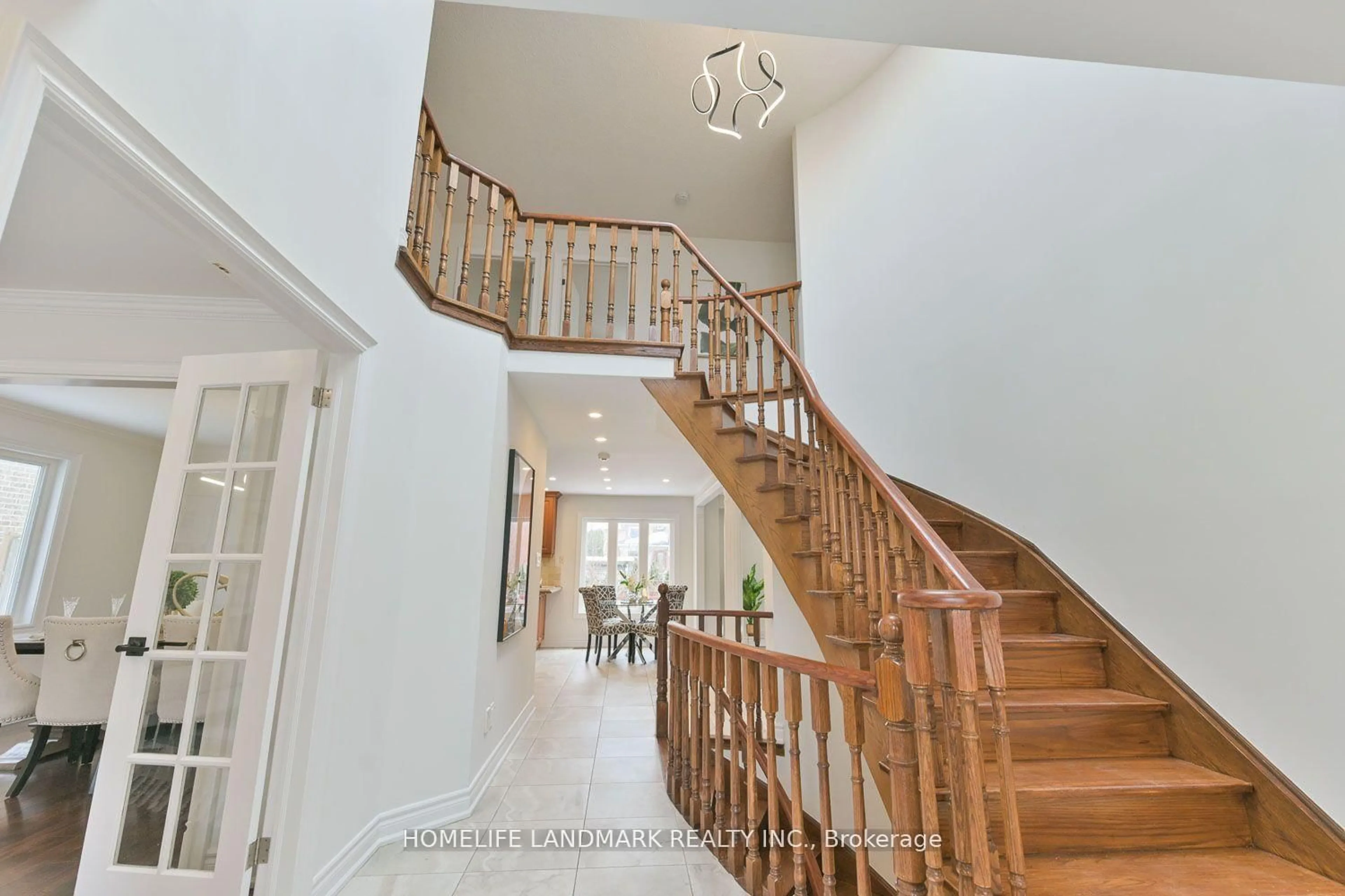 Indoor foyer for 225 Regent St, Richmond Hill Ontario L4C 9S8