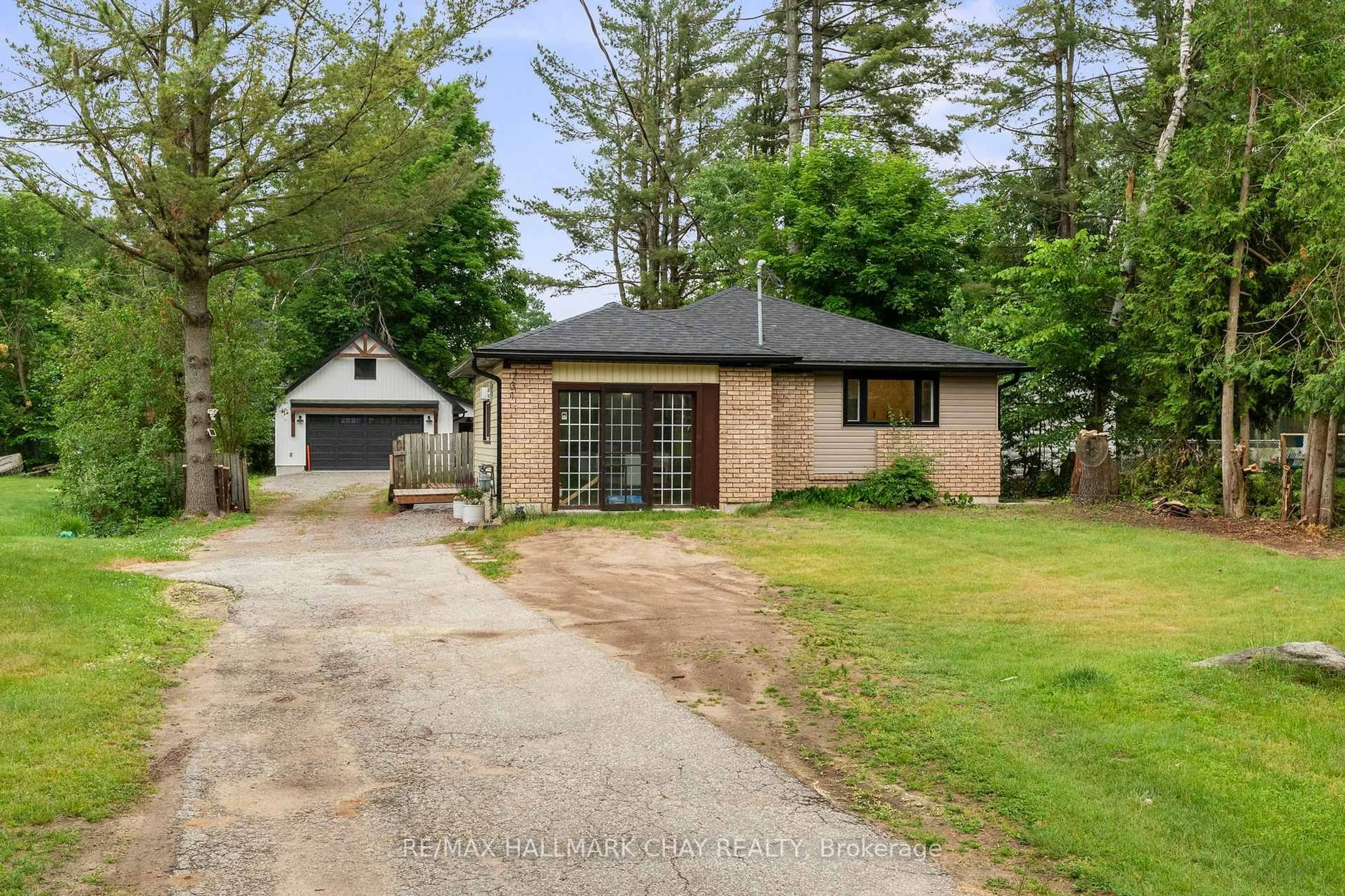 A pic from outside/outdoor area/front of a property/back of a property/a pic from drone, street for 731 Pinegrove Ave, Innisfil Ontario L9S 2K3