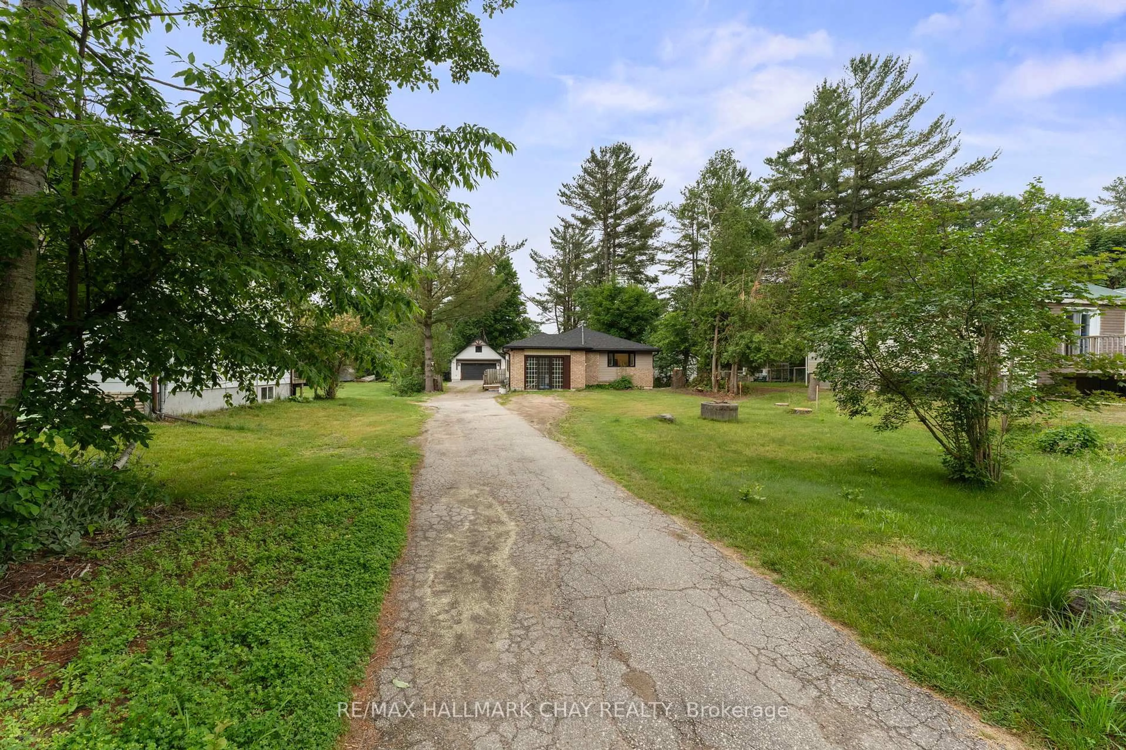 A pic from outside/outdoor area/front of a property/back of a property/a pic from drone, street for 731 Pinegrove Ave, Innisfil Ontario L9S 2K3