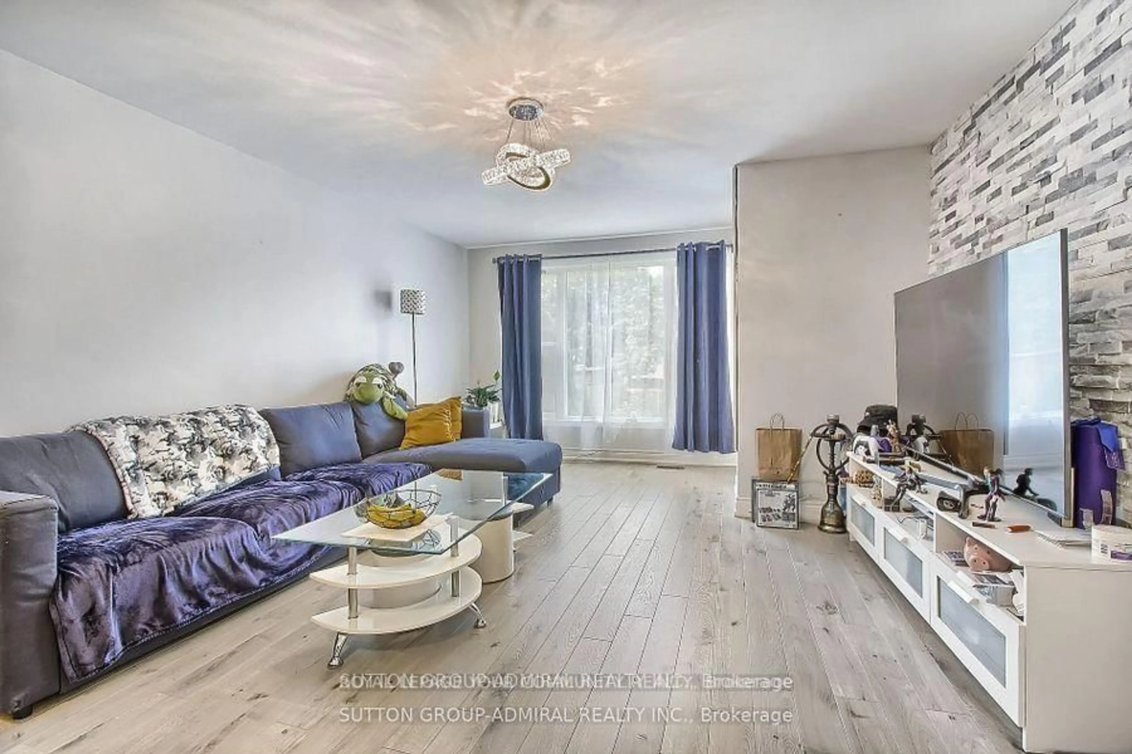 Living room with furniture, wood/laminate floor for 211 Axminster Dr, Richmond Hill Ontario L4C 2W2