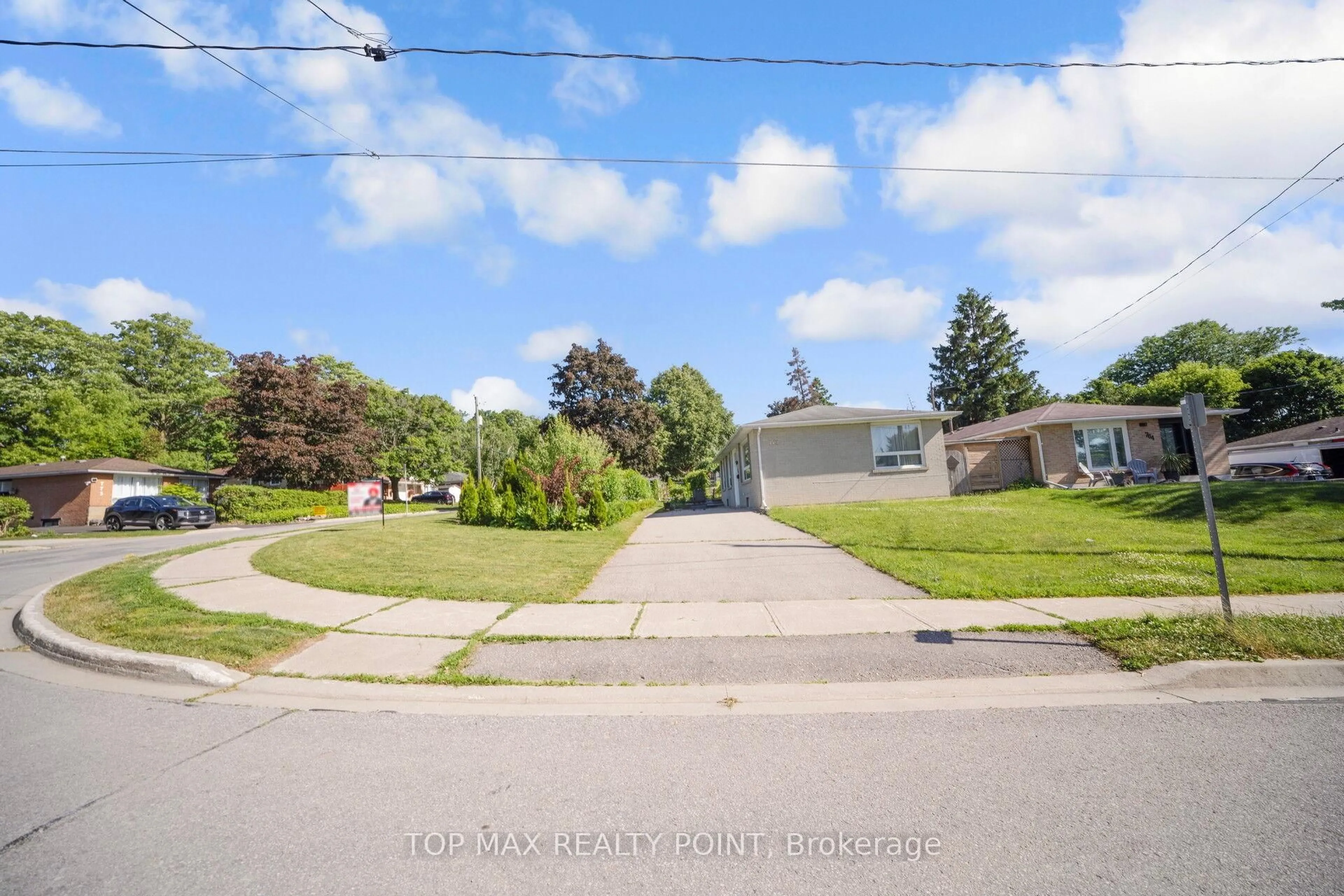 A pic from outside/outdoor area/front of a property/back of a property/a pic from drone, unknown for 770 Greenfield Cres, Newmarket Ontario L3Y 3B3