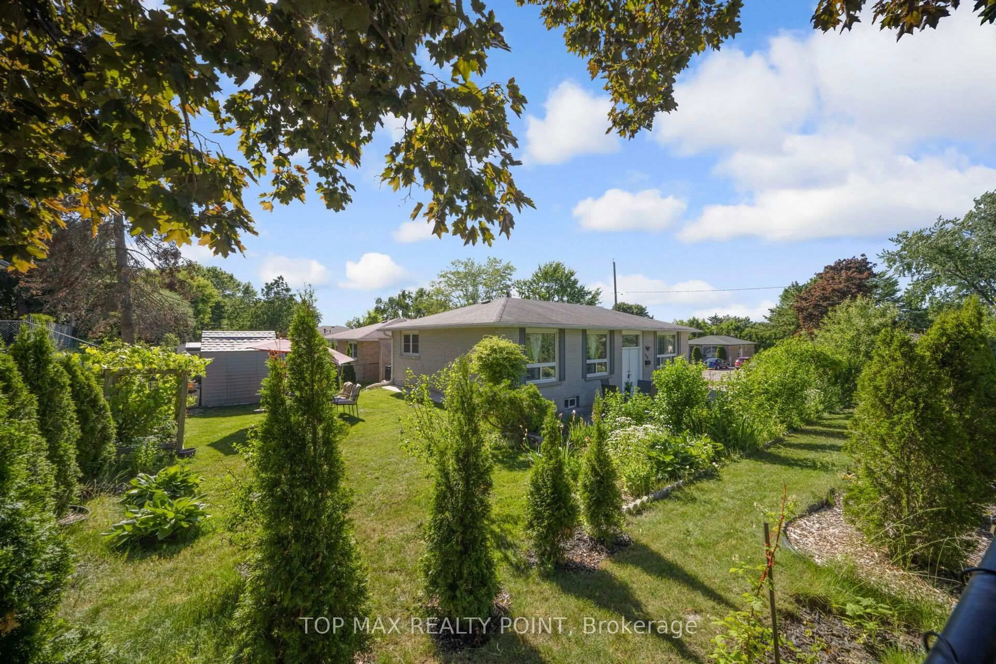 A pic from outside/outdoor area/front of a property/back of a property/a pic from drone, water/lake/river/ocean view for 770 Greenfield Cres, Newmarket Ontario L3Y 3B3