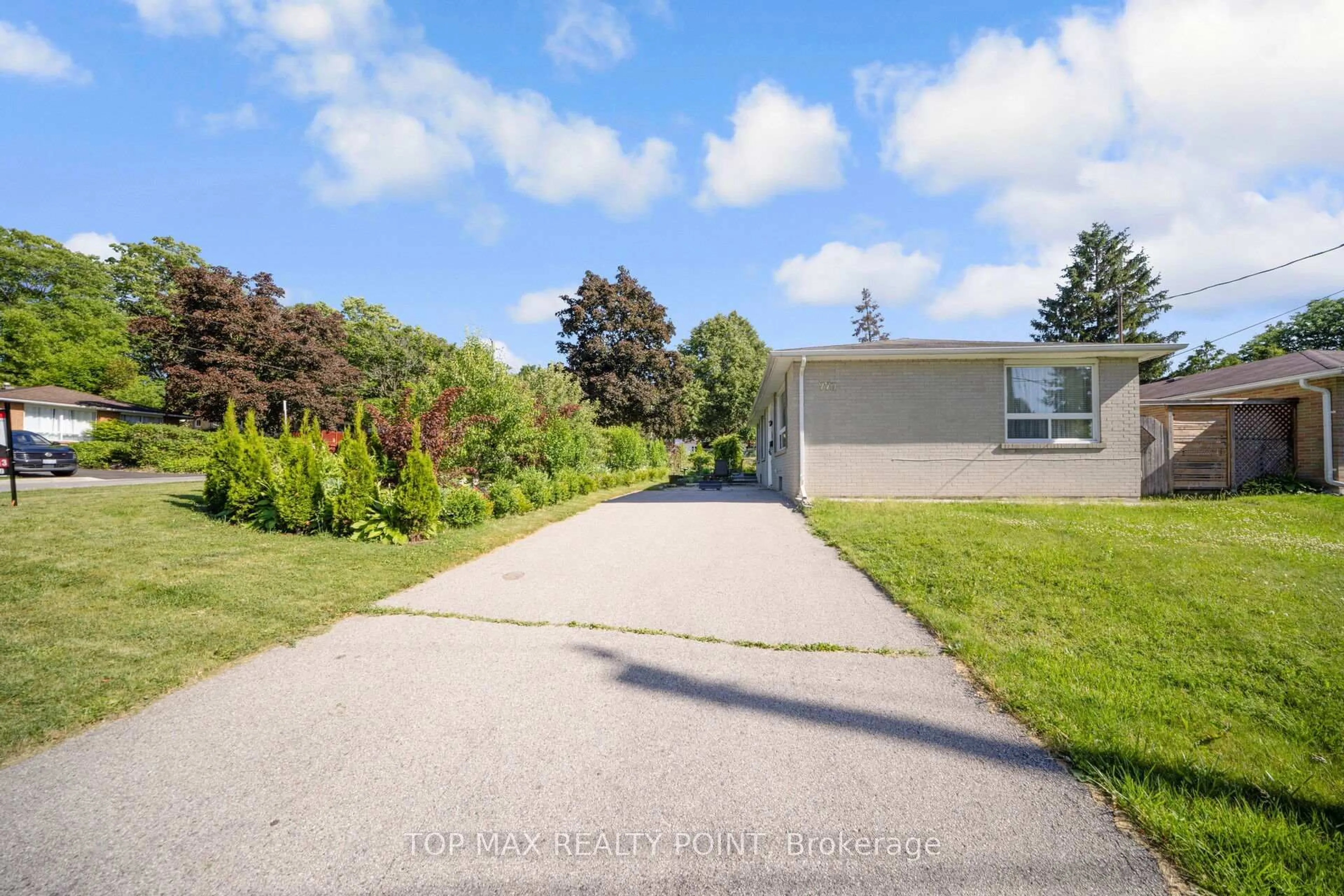 A pic from outside/outdoor area/front of a property/back of a property/a pic from drone, street for 770 Greenfield Cres, Newmarket Ontario L3Y 3B3