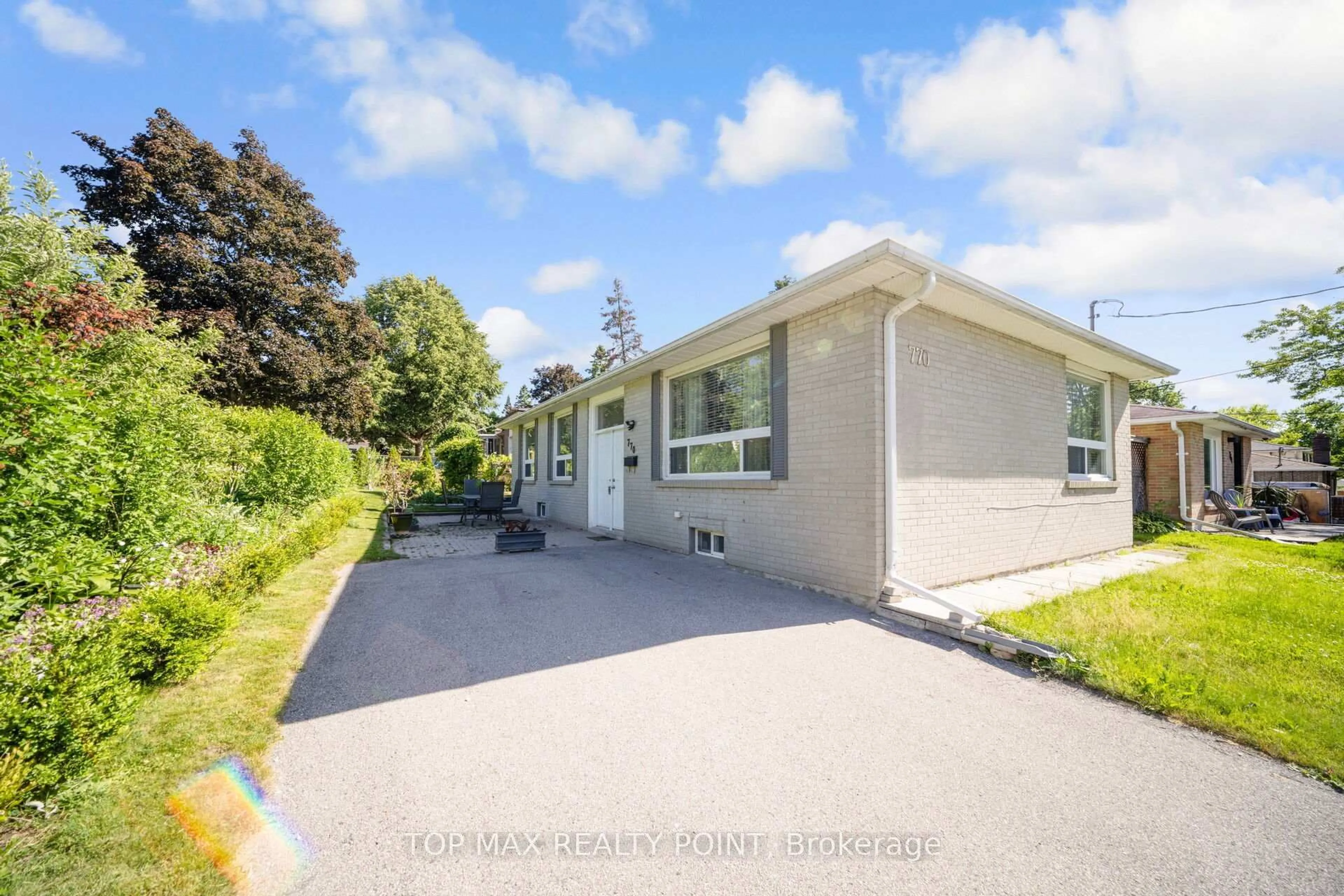 A pic from outside/outdoor area/front of a property/back of a property/a pic from drone, street for 770 Greenfield Cres, Newmarket Ontario L3Y 3B3