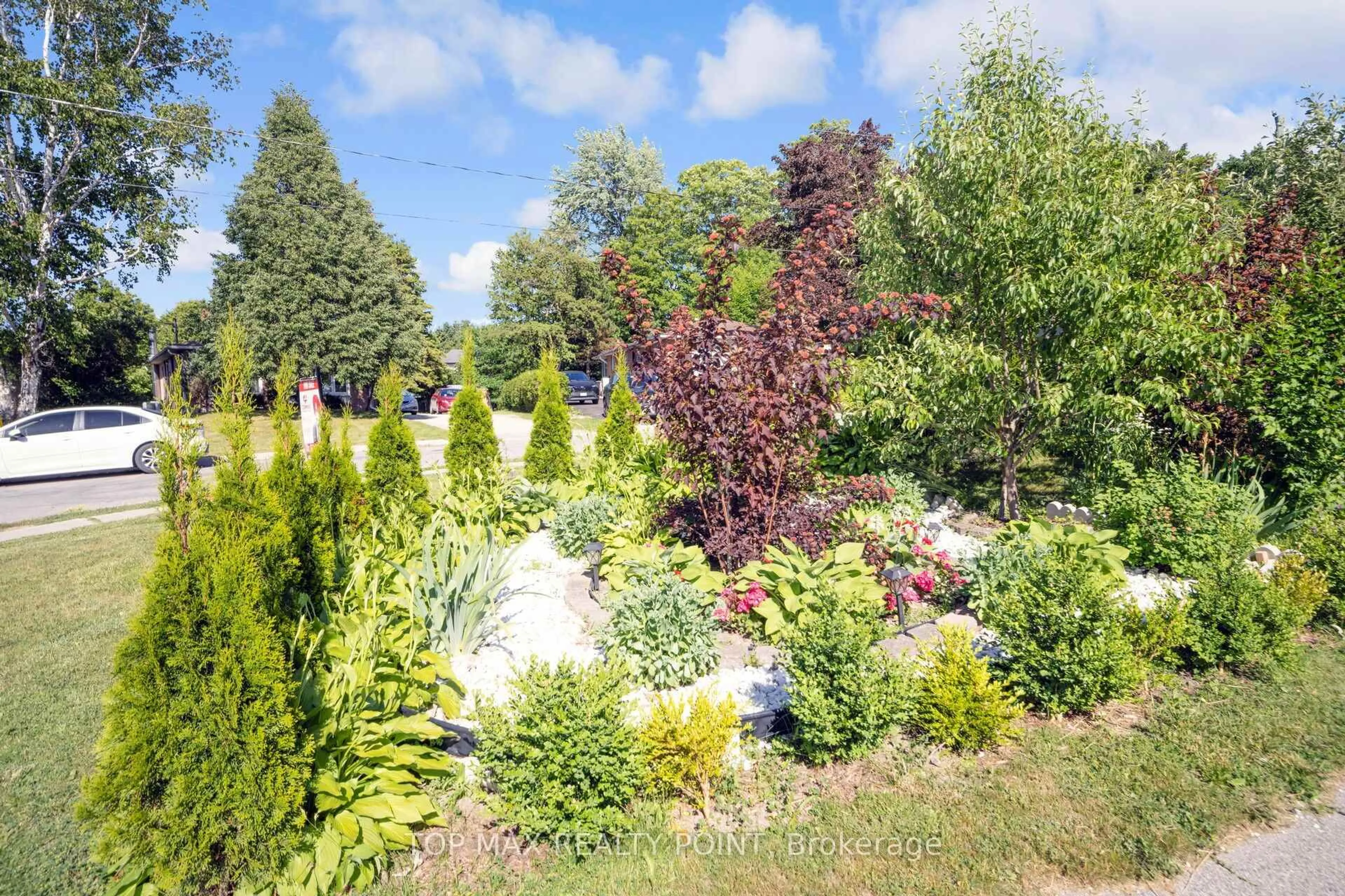 A pic from outside/outdoor area/front of a property/back of a property/a pic from drone, forest/trees view for 770 Greenfield Cres, Newmarket Ontario L3Y 3B3