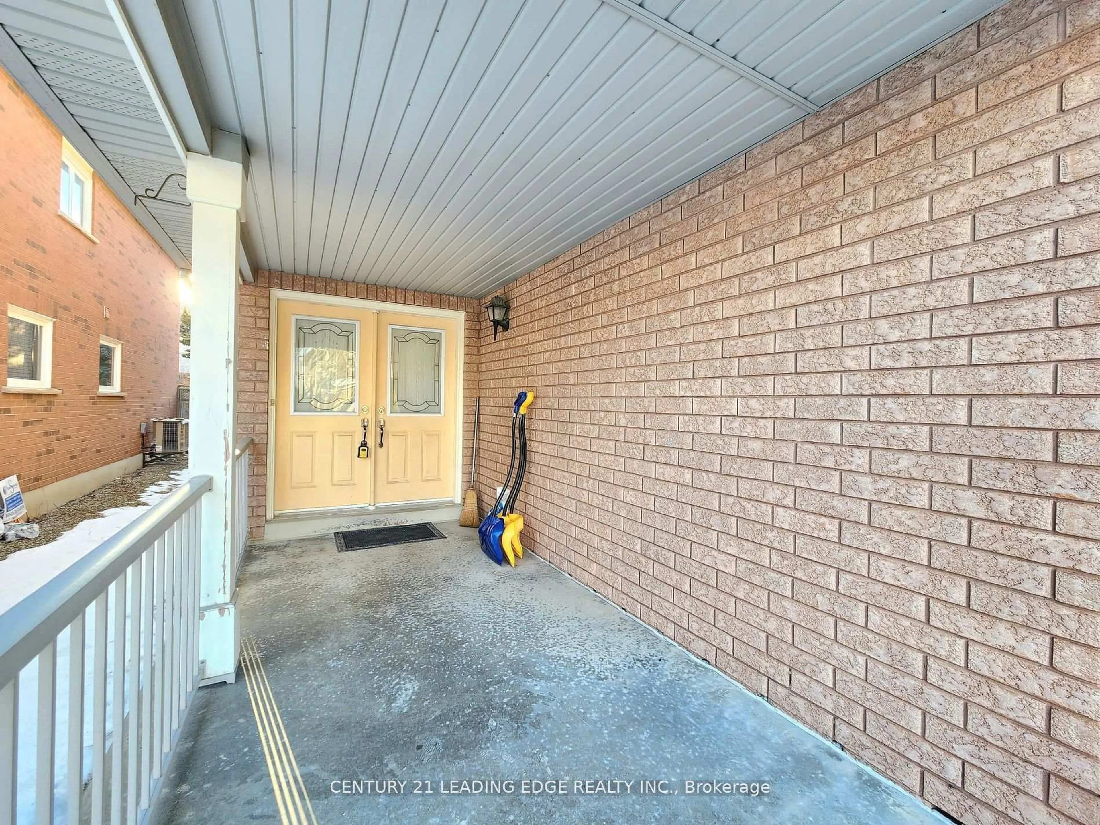 Indoor entryway for 10 Frobisher St, Richmond Hill Ontario L4B 4H7