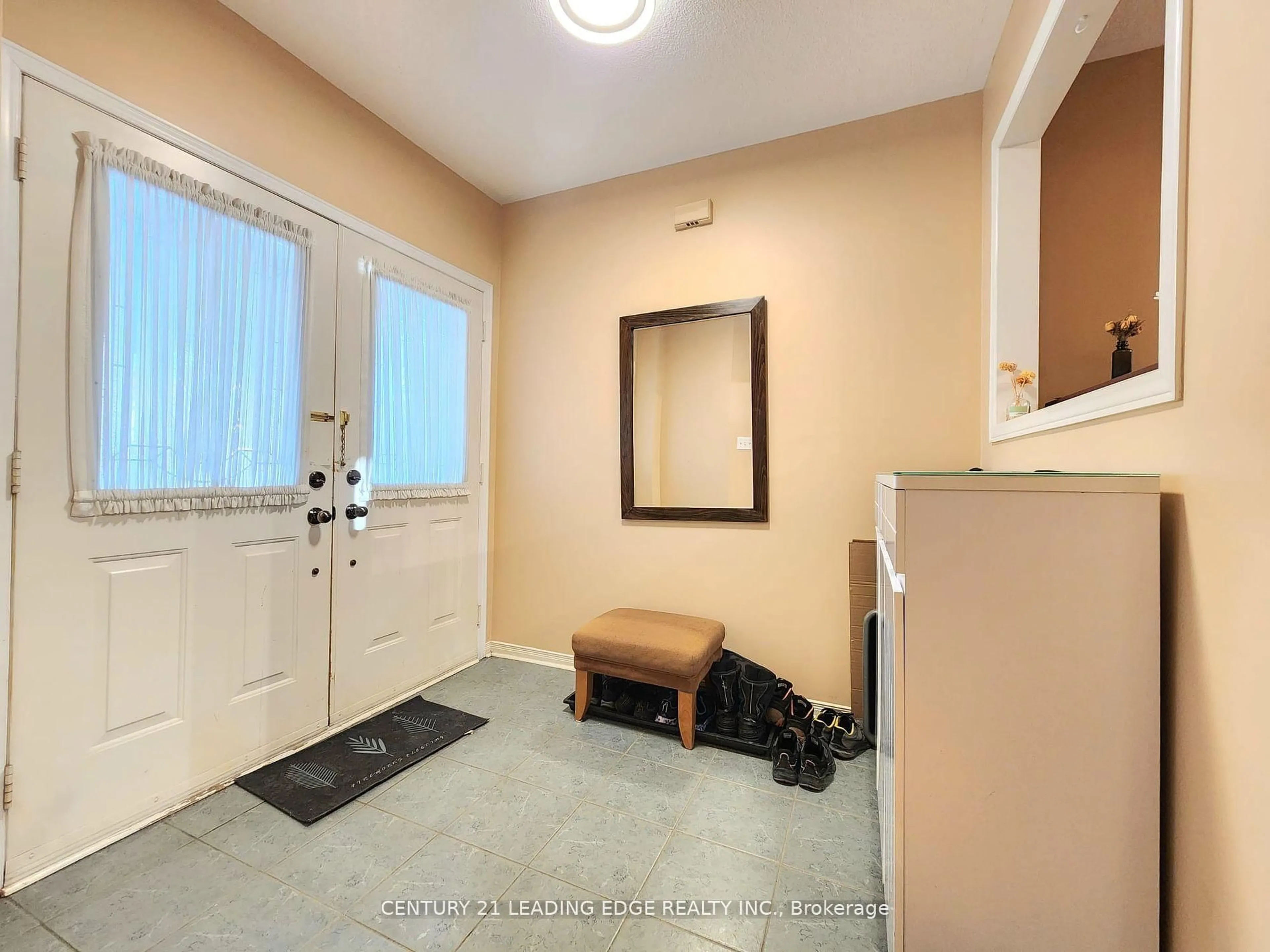 Indoor entryway for 10 Frobisher St, Richmond Hill Ontario L4B 4H7