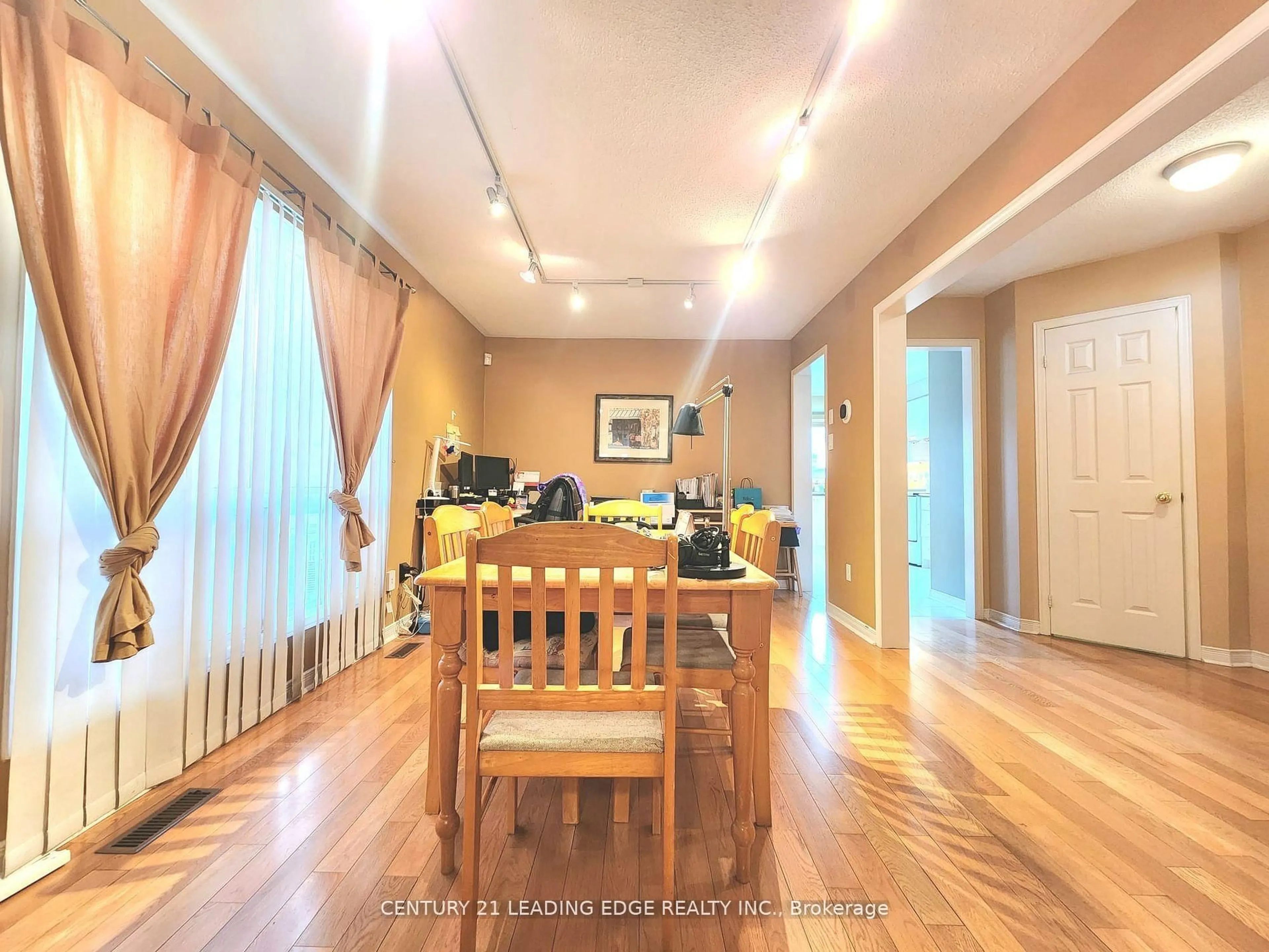 Dining room, wood/laminate floor for 10 Frobisher St, Richmond Hill Ontario L4B 4H7