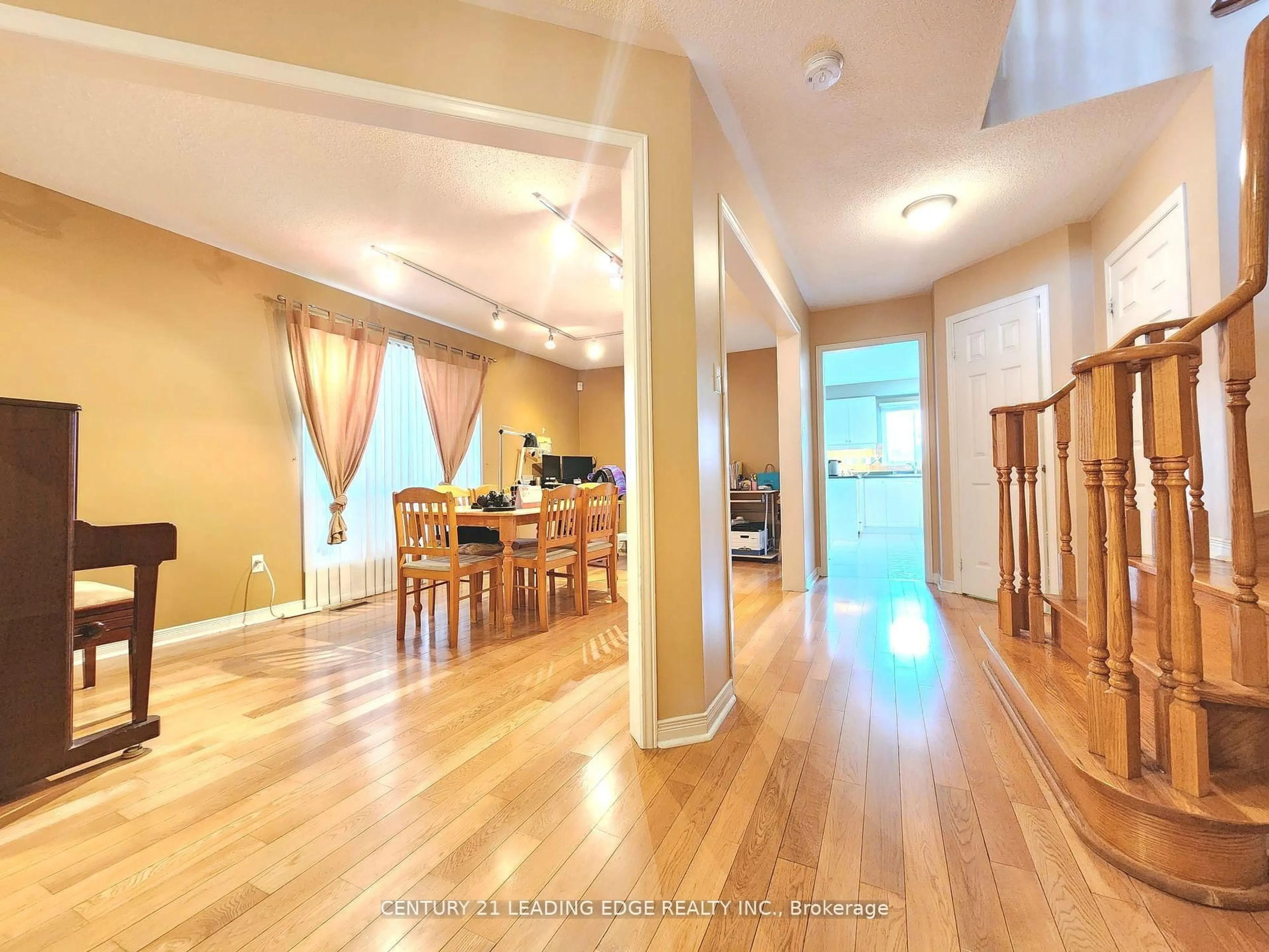 Indoor foyer for 10 Frobisher St, Richmond Hill Ontario L4B 4H7