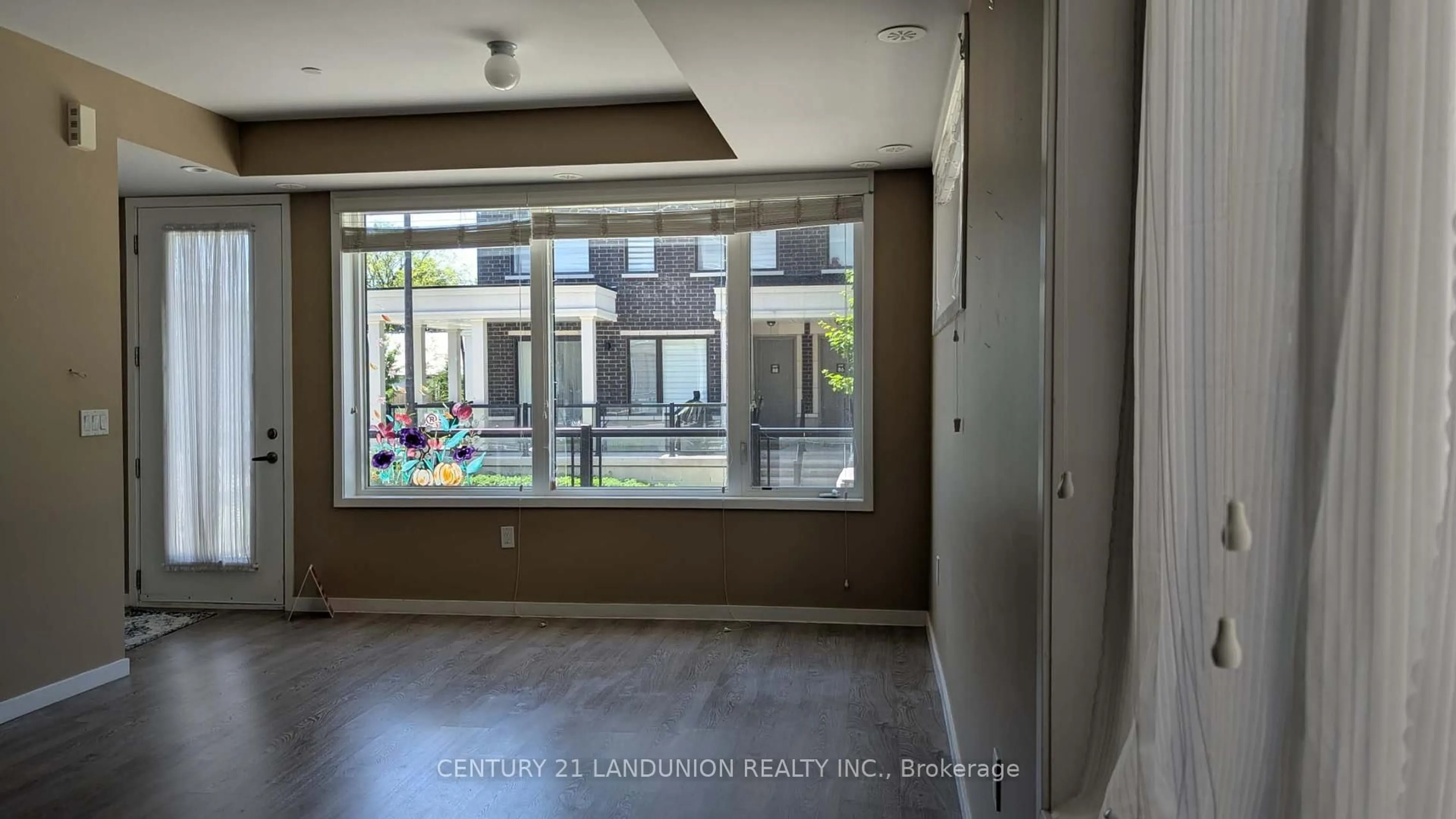 Indoor entryway for 600 Alex Gardner Circ #107, Aurora Ontario L4G 3G5