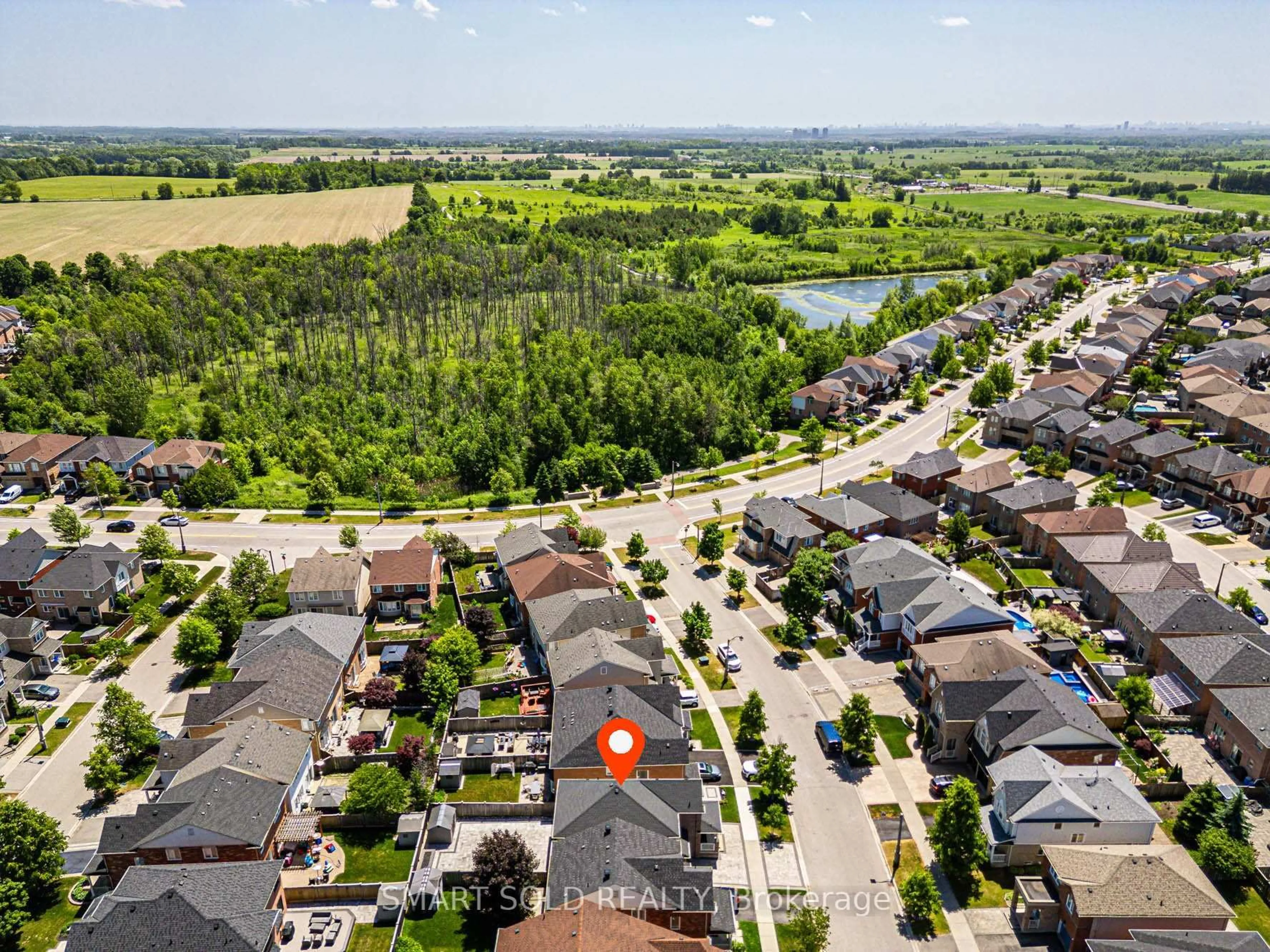 A pic from outside/outdoor area/front of a property/back of a property/a pic from drone, street for 24 Ken Laushway Ave, Whitchurch-Stouffville Ontario L4A 0H4