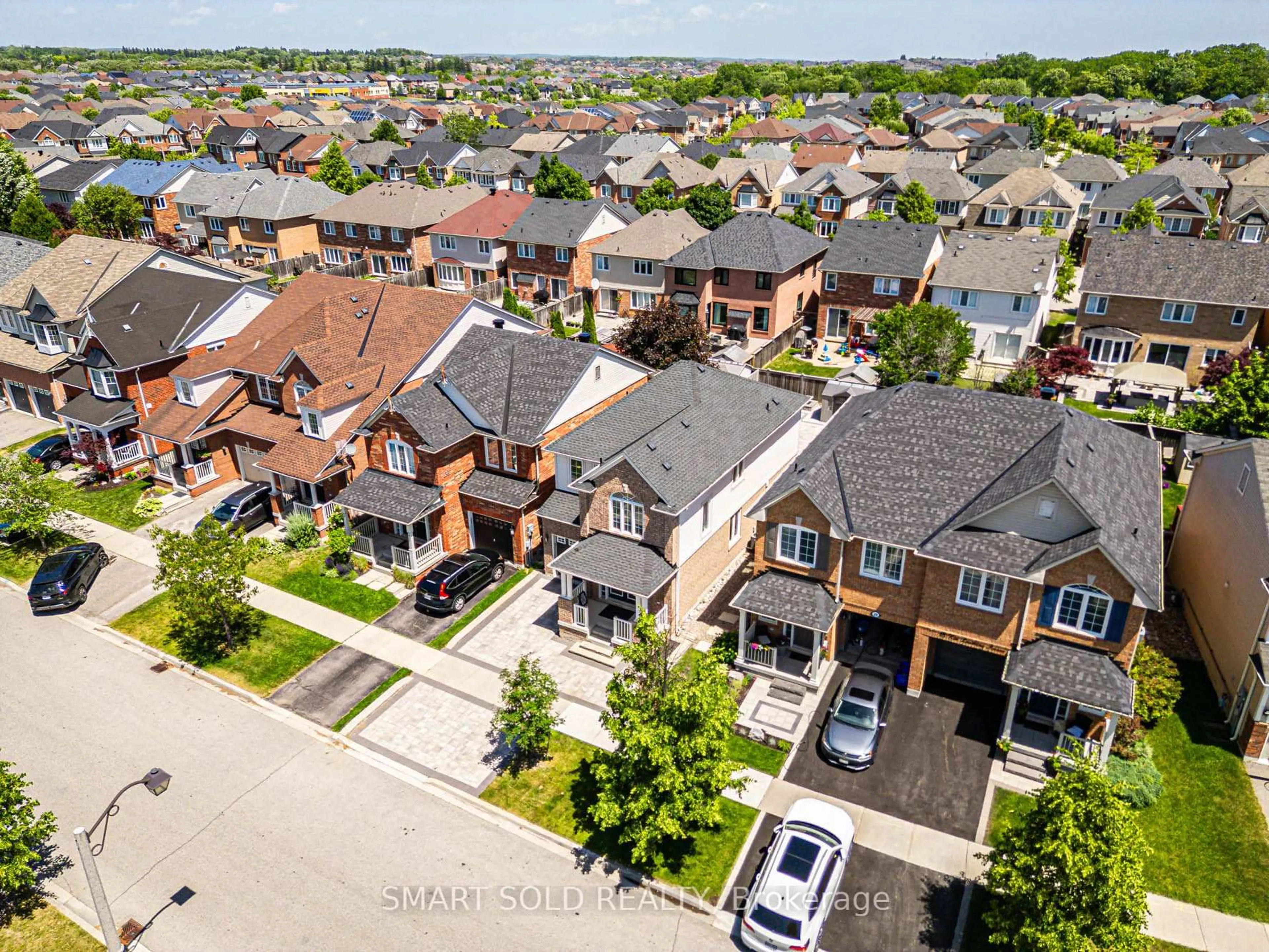 A pic from outside/outdoor area/front of a property/back of a property/a pic from drone, street for 24 Ken Laushway Ave, Whitchurch-Stouffville Ontario L4A 0H4
