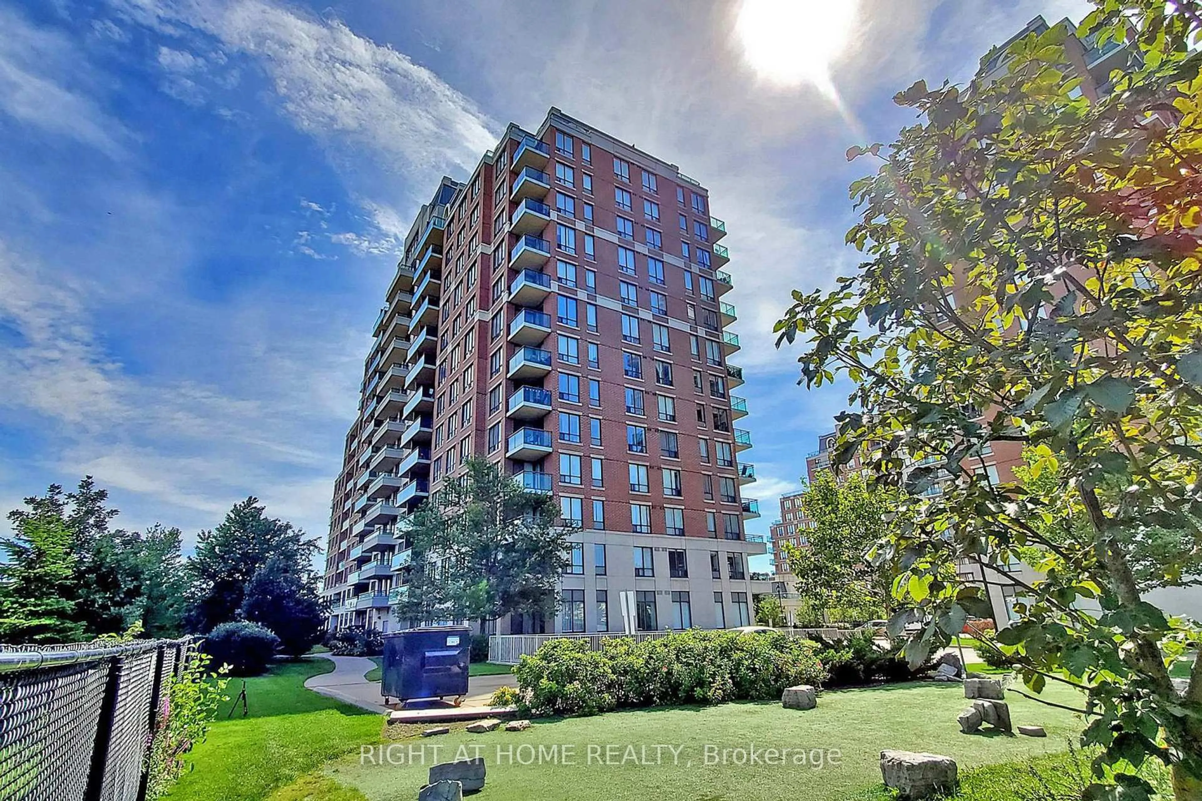 A pic from outside/outdoor area/front of a property/back of a property/a pic from drone, building for 350 Red Maple Rd #817, Richmond Hill Ontario L4C 0T5