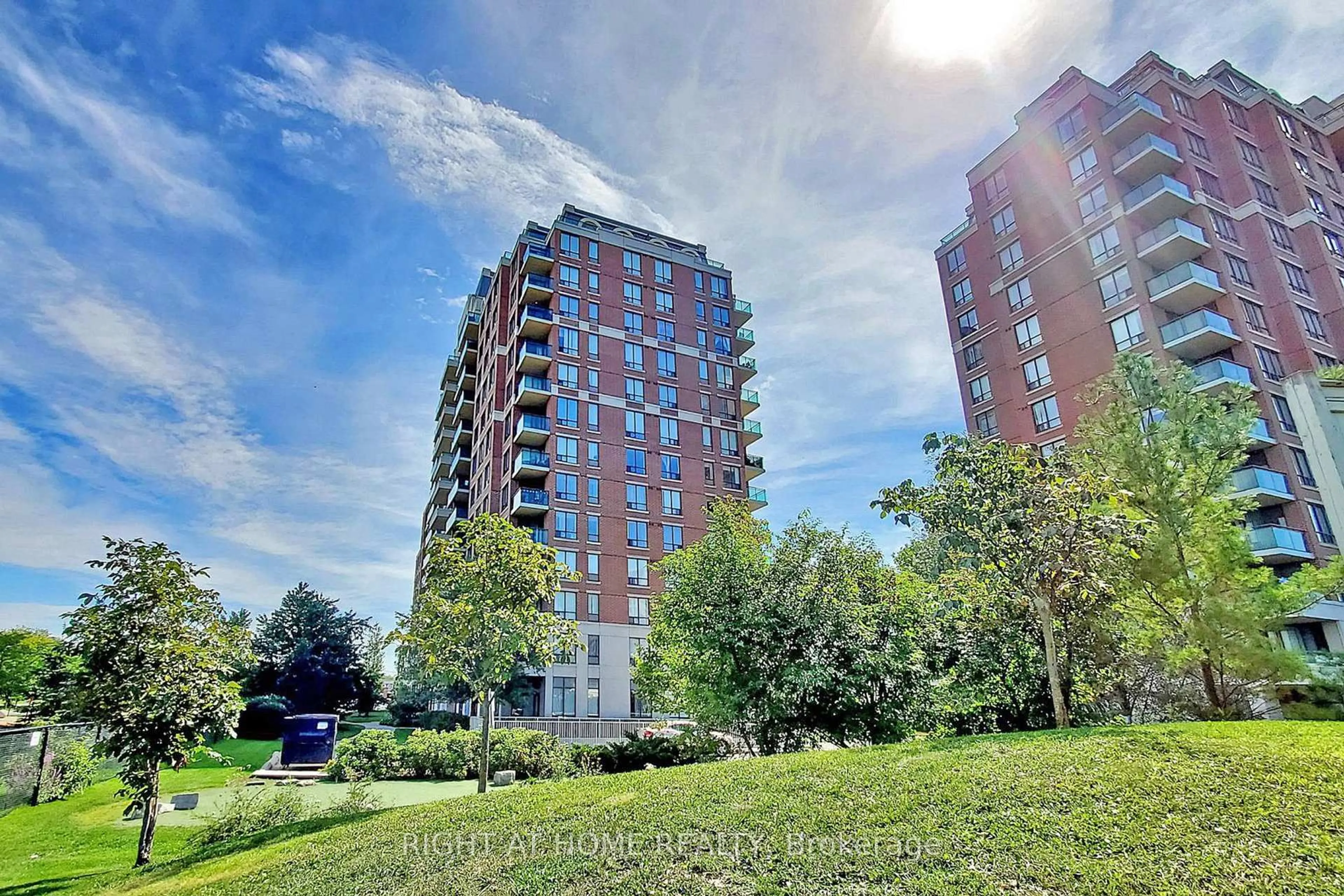 A pic from outside/outdoor area/front of a property/back of a property/a pic from drone, building for 350 Red Maple Rd #817, Richmond Hill Ontario L4C 0T5
