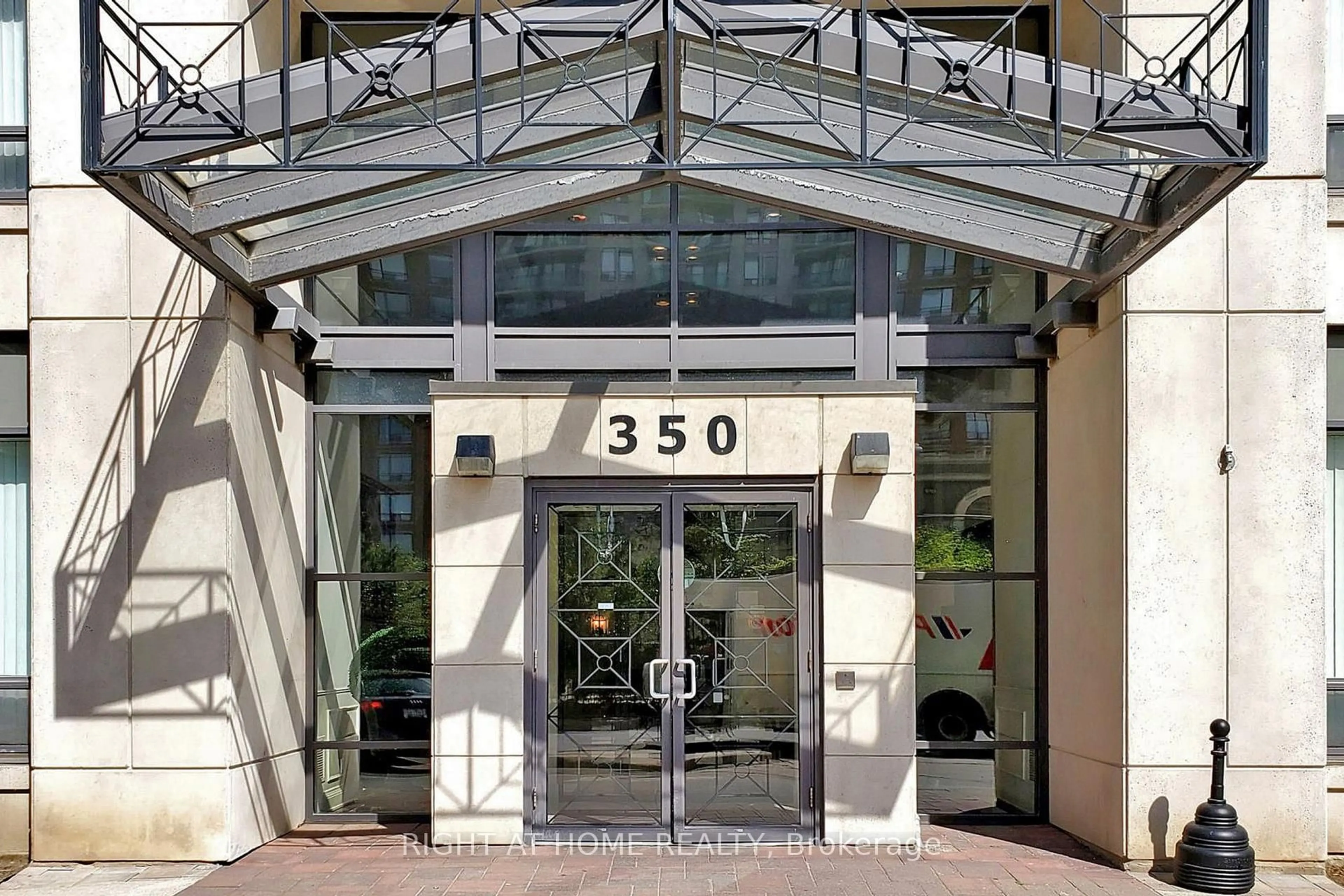 Indoor foyer for 350 Red Maple Rd #817, Richmond Hill Ontario L4C 0T5