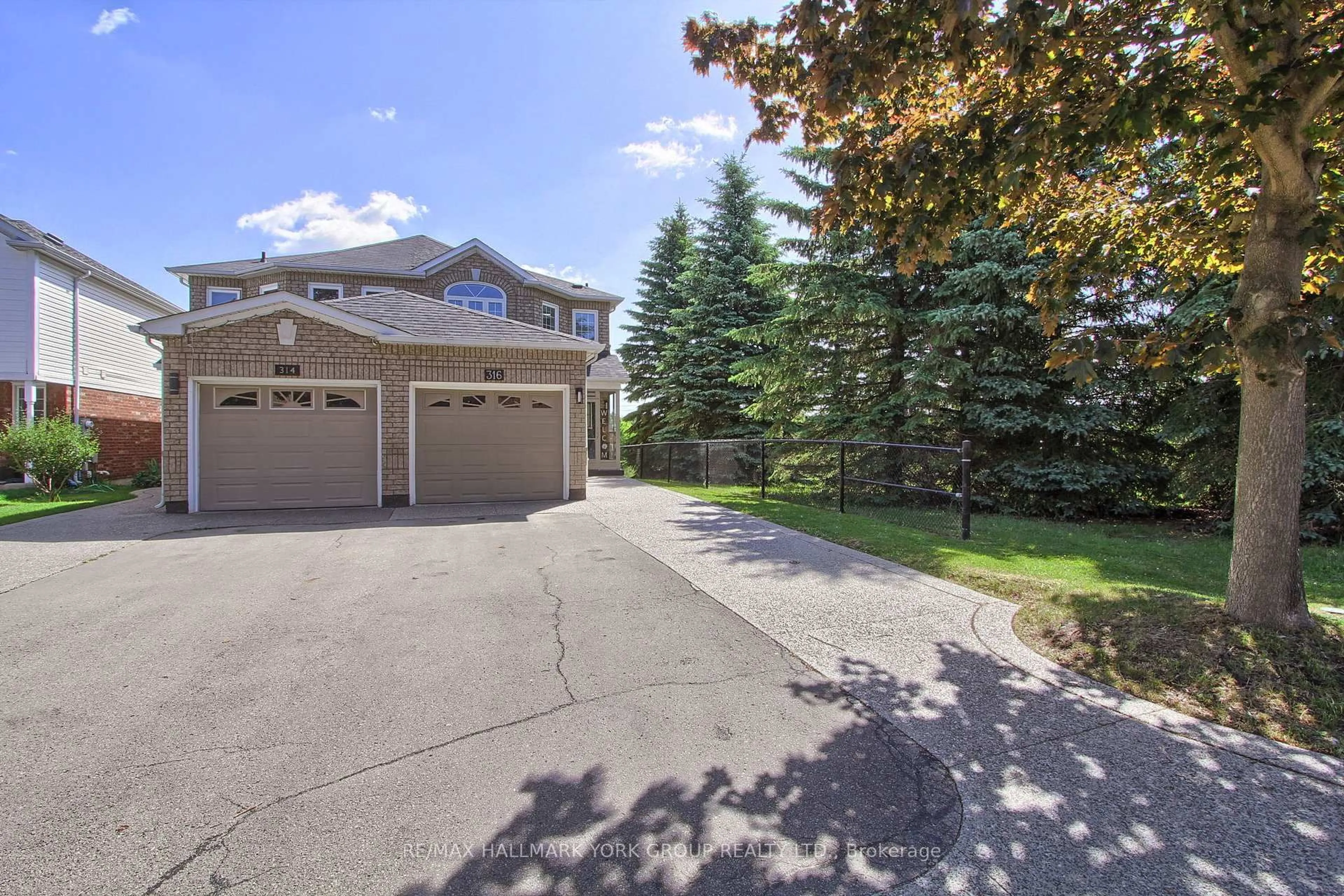 A pic from outside/outdoor area/front of a property/back of a property/a pic from drone, unknown for 316 Pinnacle Tr, Aurora Ontario L4G 7G2