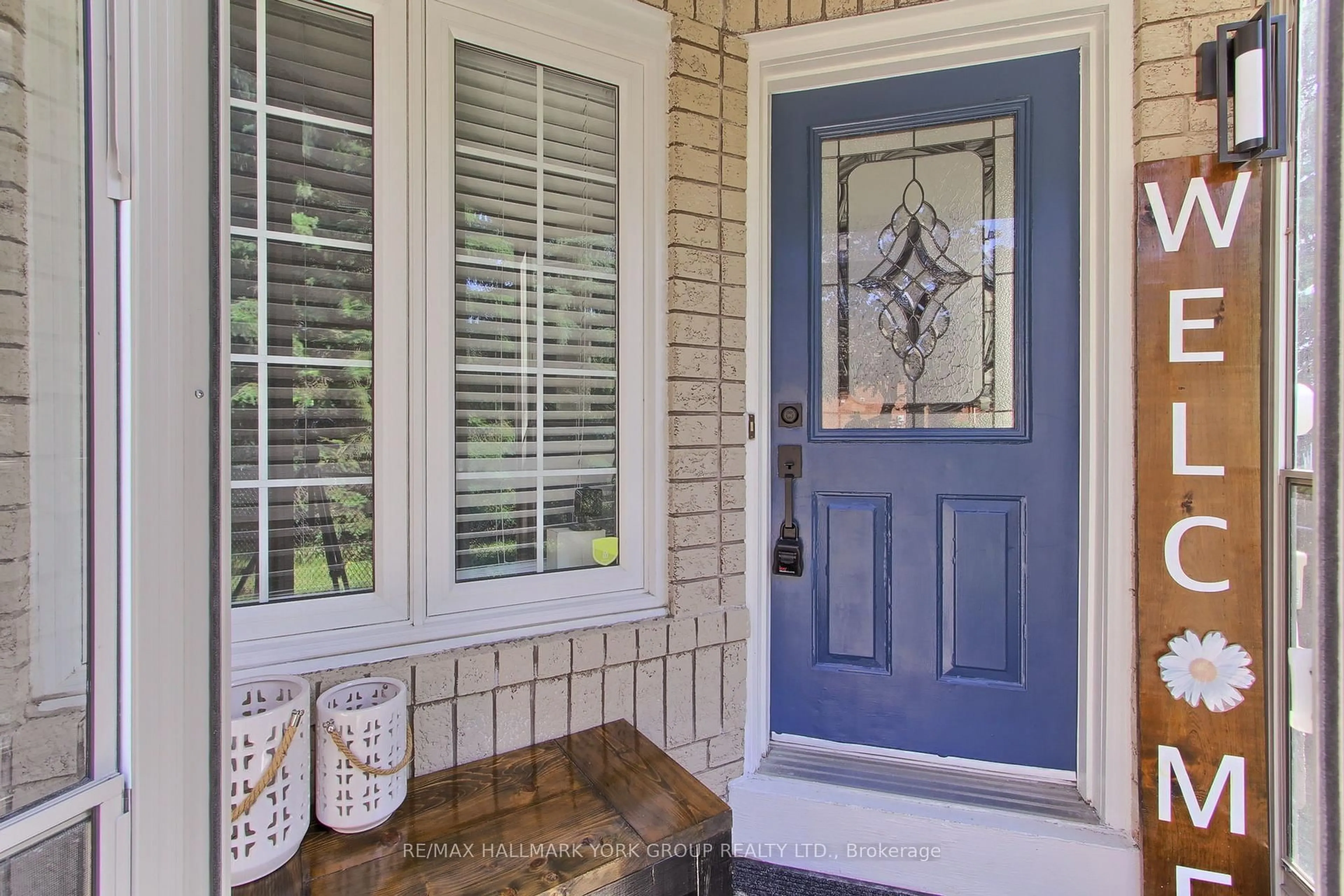Indoor entryway for 316 Pinnacle Tr, Aurora Ontario L4G 7G2
