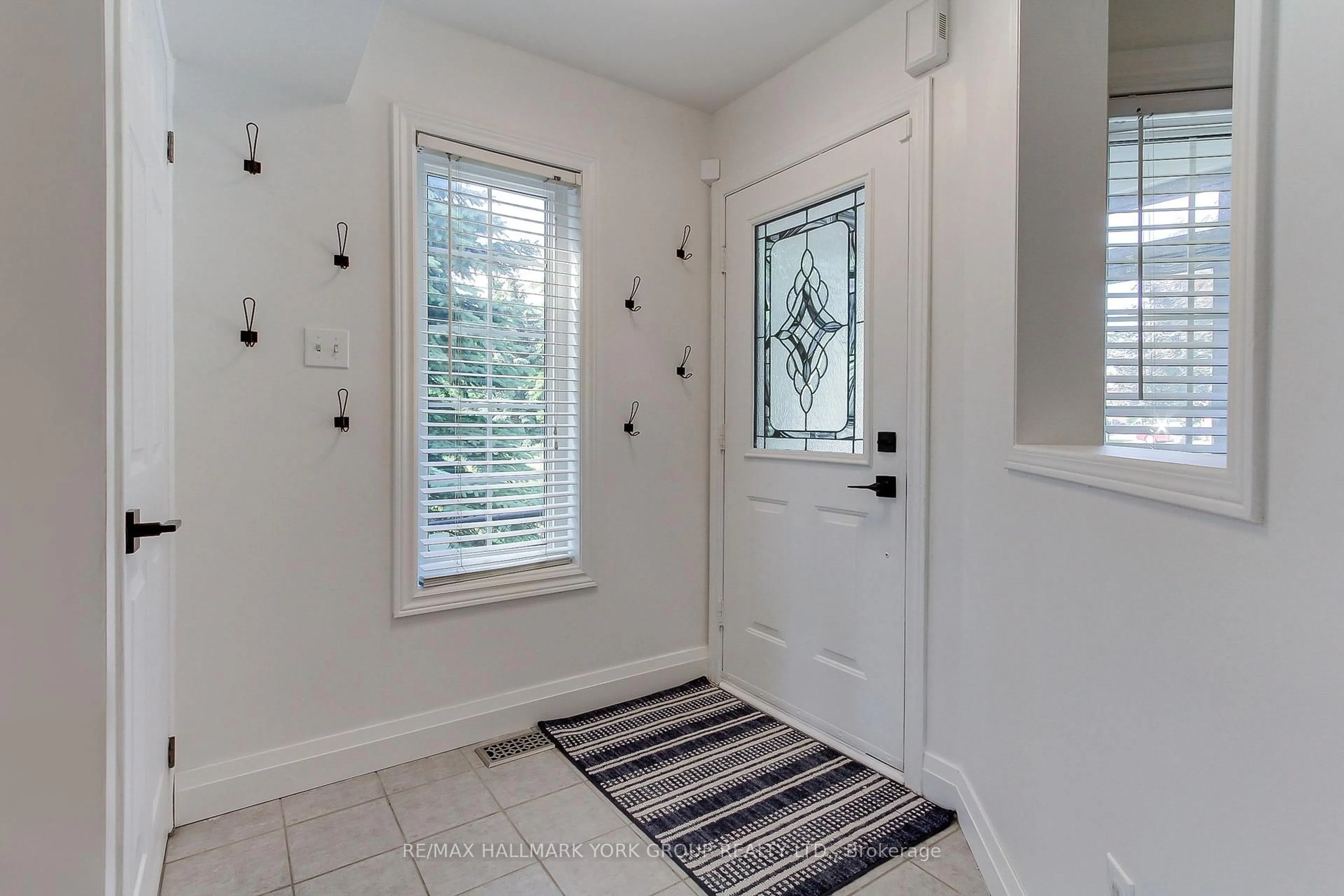 Indoor entryway for 316 Pinnacle Tr, Aurora Ontario L4G 7G2
