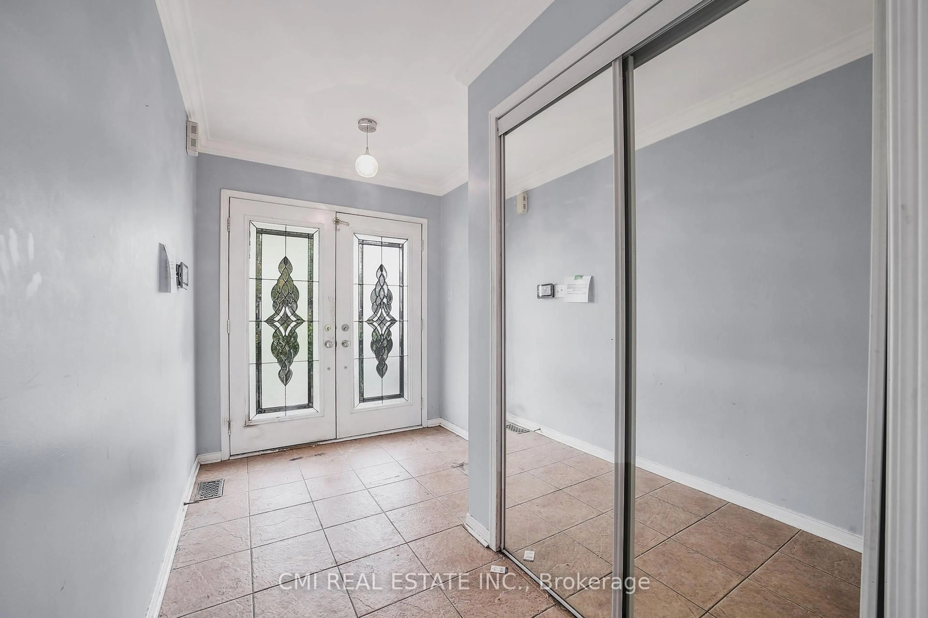 Indoor entryway for 107 Venice Gate Dr, Vaughan Ontario L4H 0E8