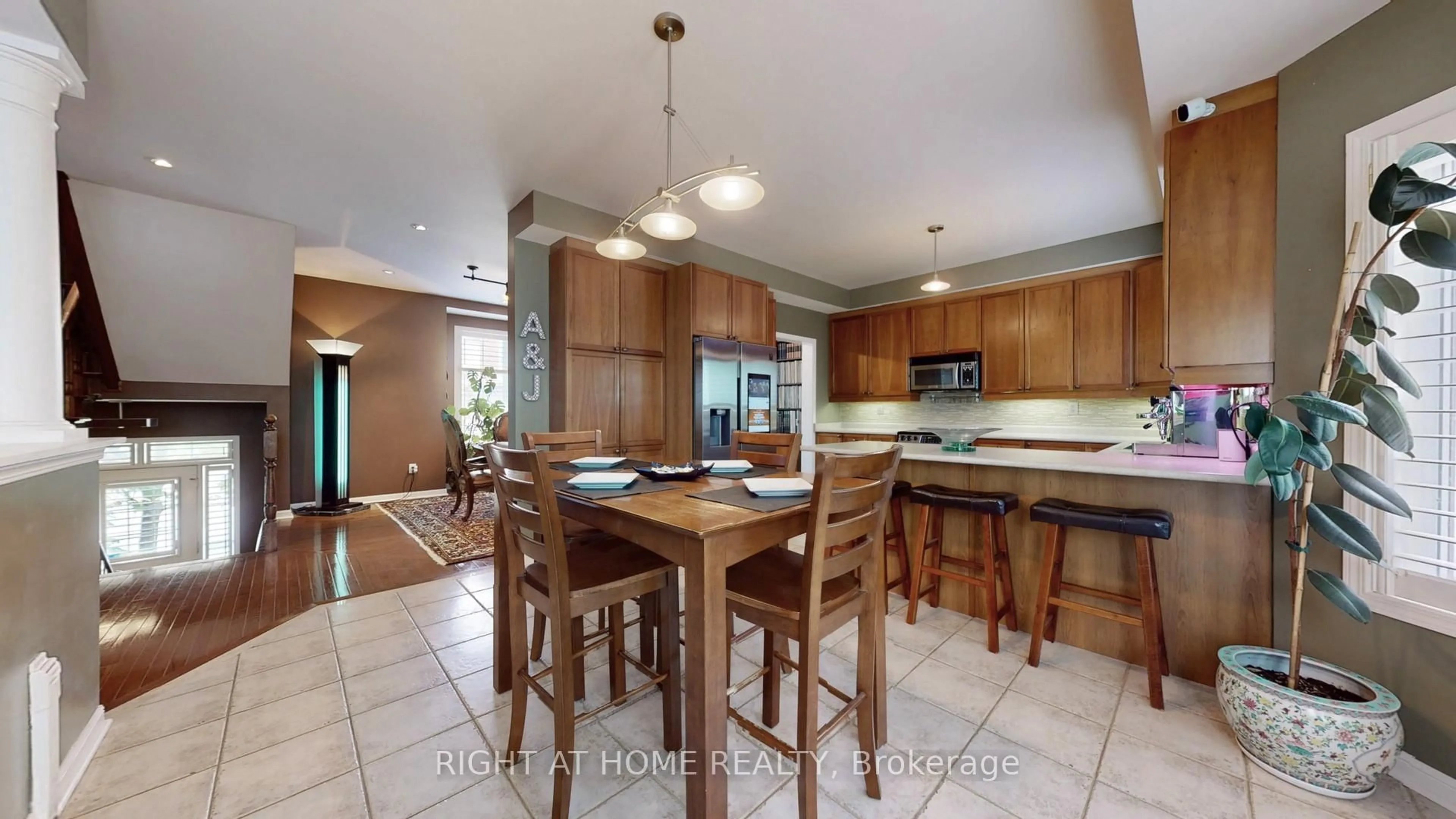 Open concept kitchen, ceramic/tile floor for 100 Elgin Mills Rd #18, Richmond Hill Ontario L4C 0R8