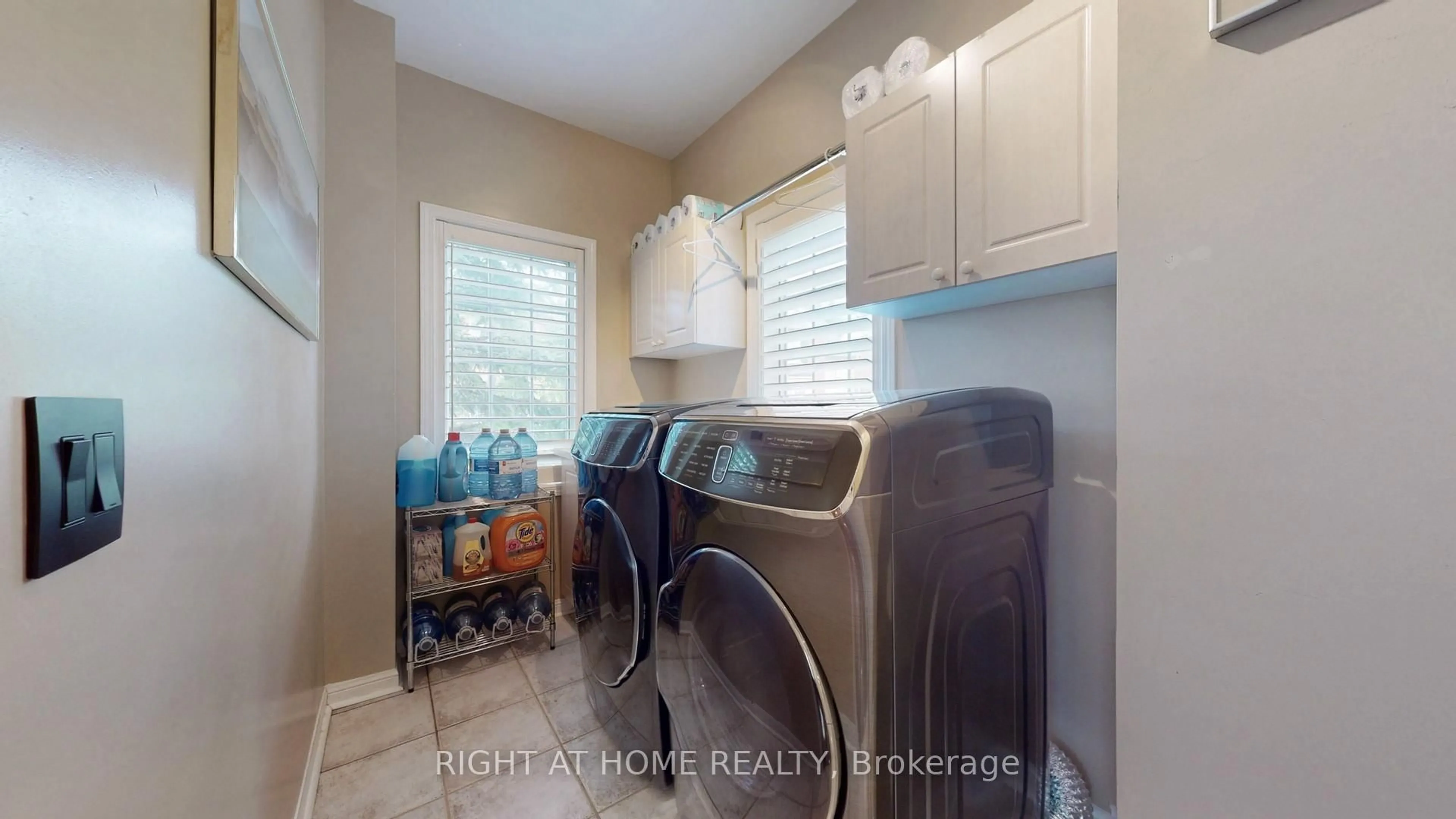 Laundry room for 100 Elgin Mills Rd #18, Richmond Hill Ontario L4C 0R8