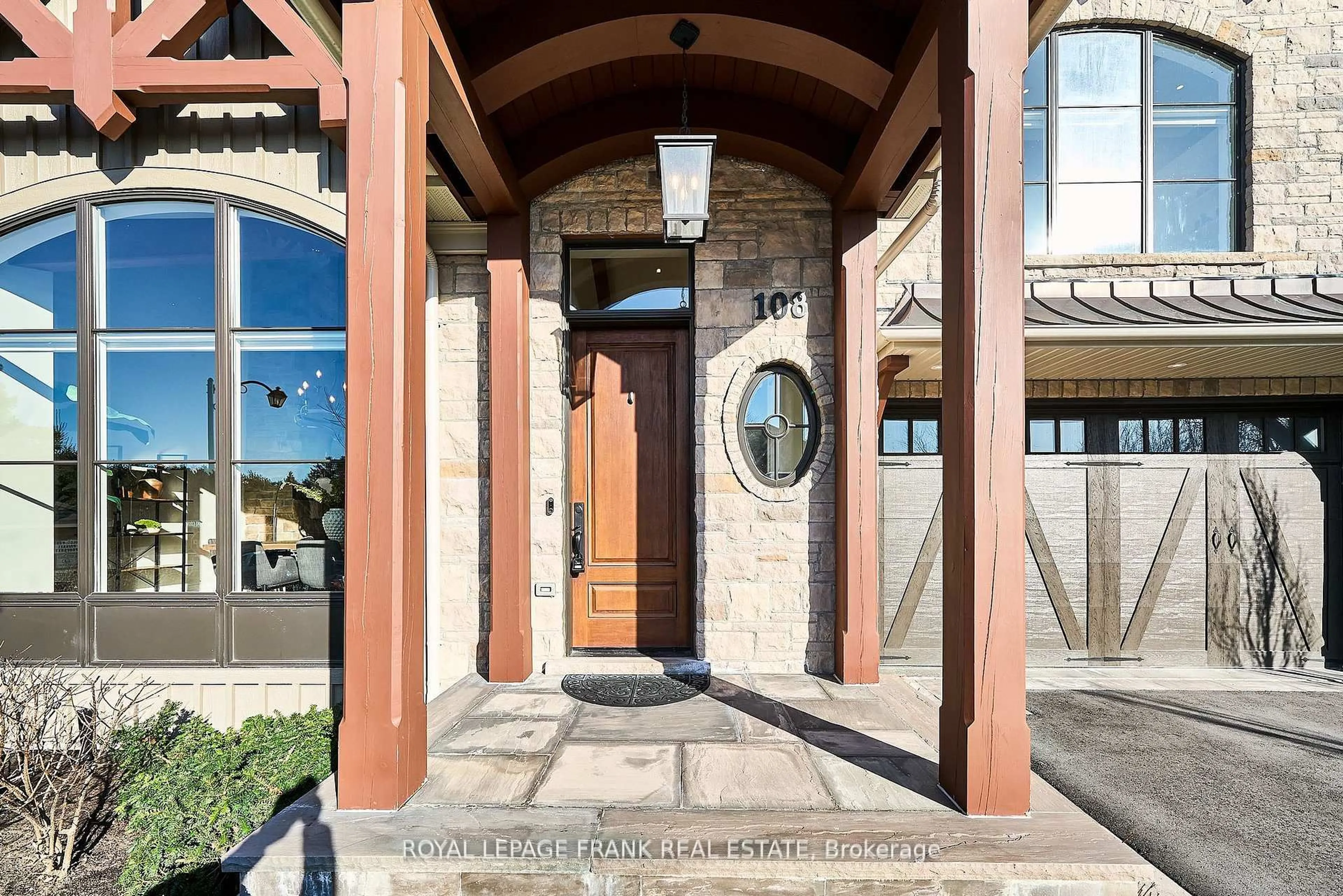 Indoor entryway for 108 Oakside Dr, Uxbridge Ontario L9P 2A8