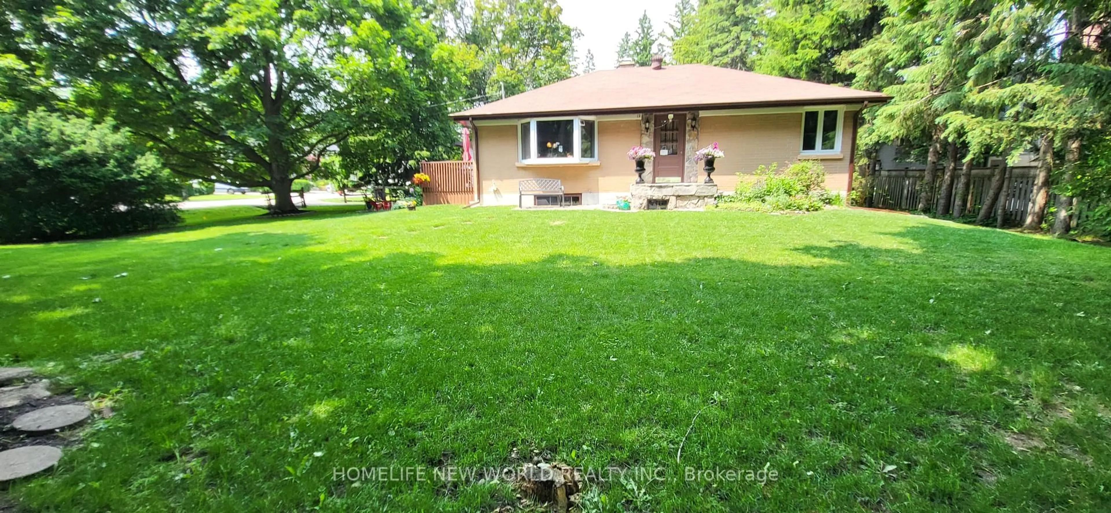 A pic from outside/outdoor area/front of a property/back of a property/a pic from drone, unknown for 12 riverview Rd, Markham Ontario L3P 1E5
