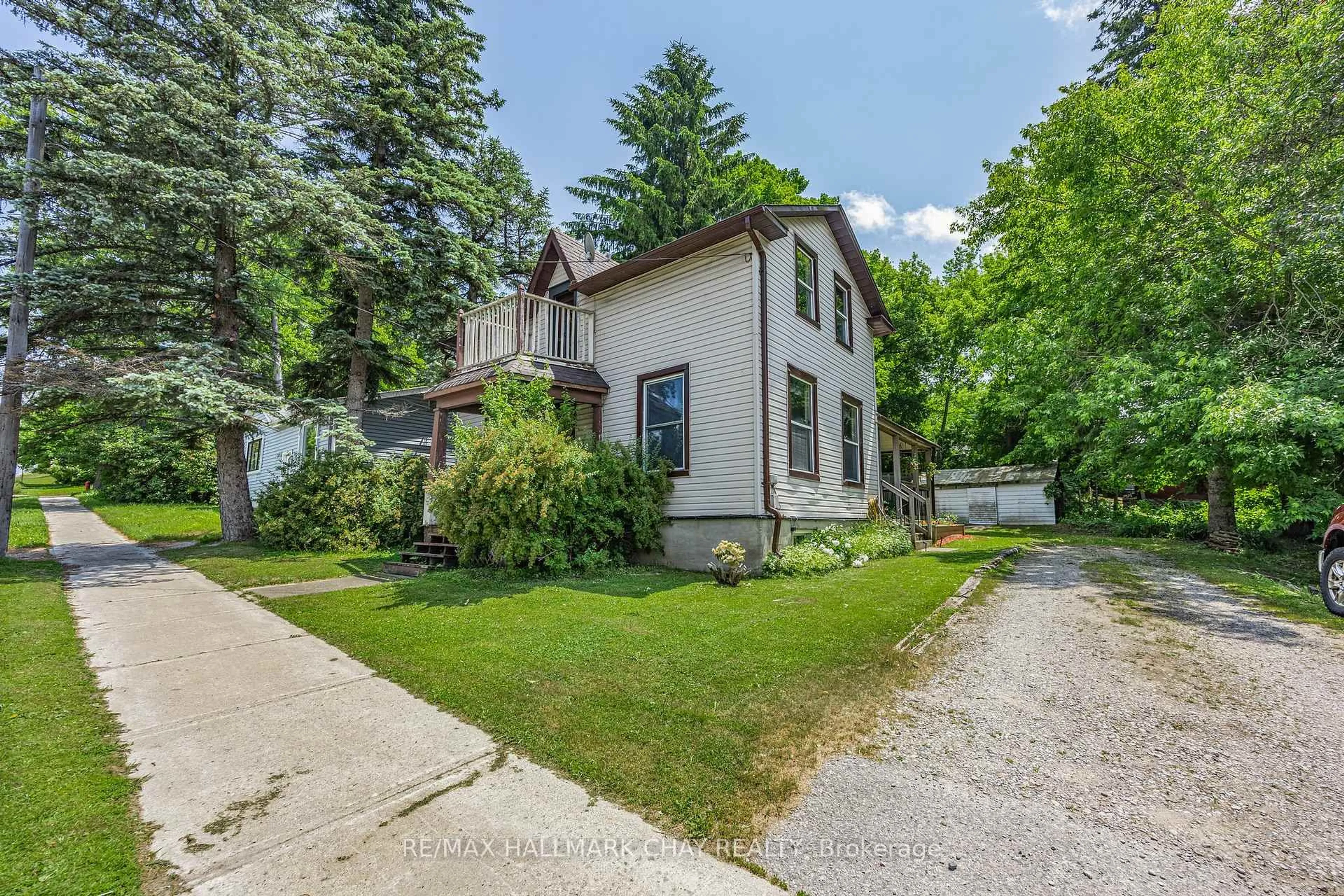 A pic from outside/outdoor area/front of a property/back of a property/a pic from drone, street for 17 Church St, Innisfil Ontario L0L 1L0