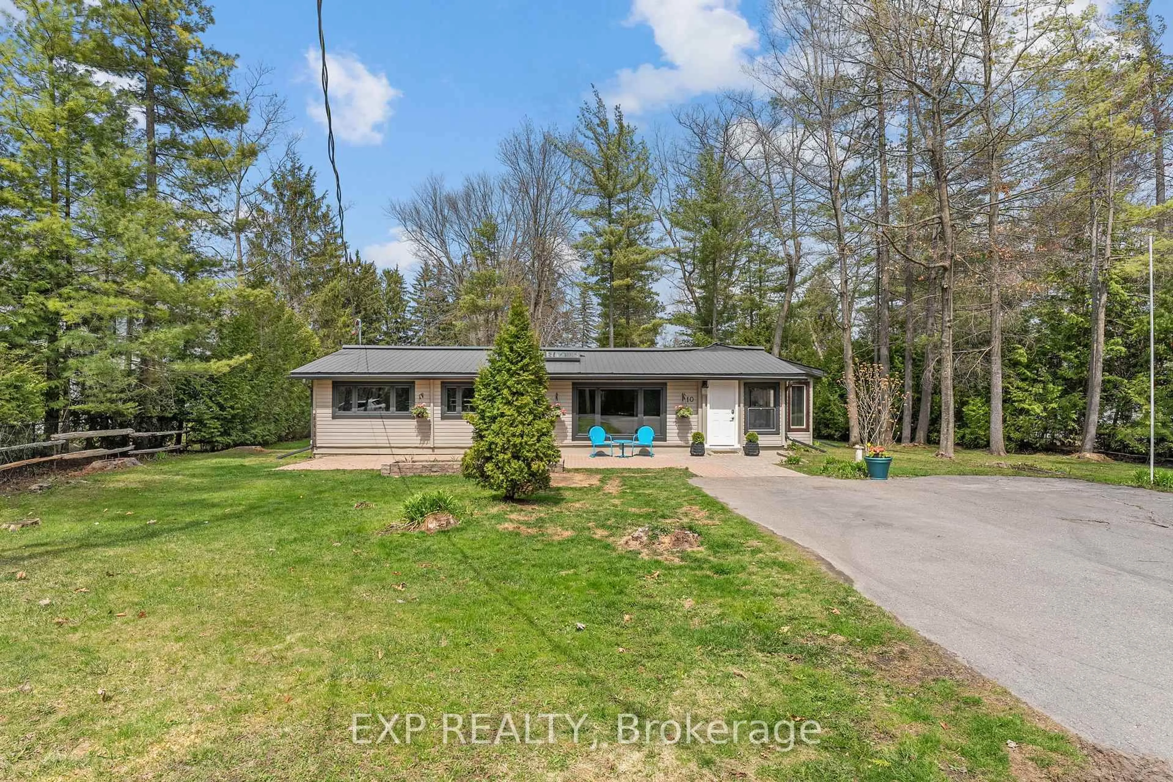 A pic from outside/outdoor area/front of a property/back of a property/a pic from drone, unknown for 10 Maplewood Lane, Georgina Ontario L0E 1R0