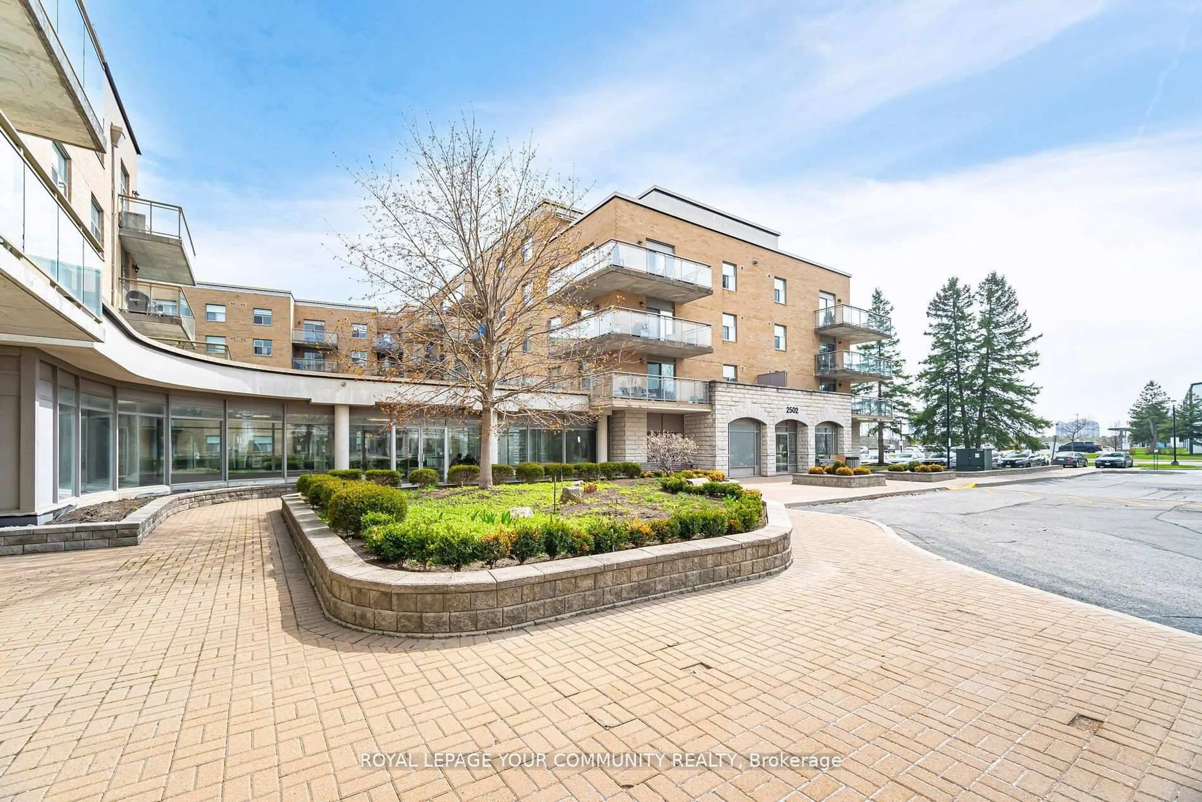 Patio, building for 2502 Rutherford Rd #112, Vaughan Ontario L4K 5N6