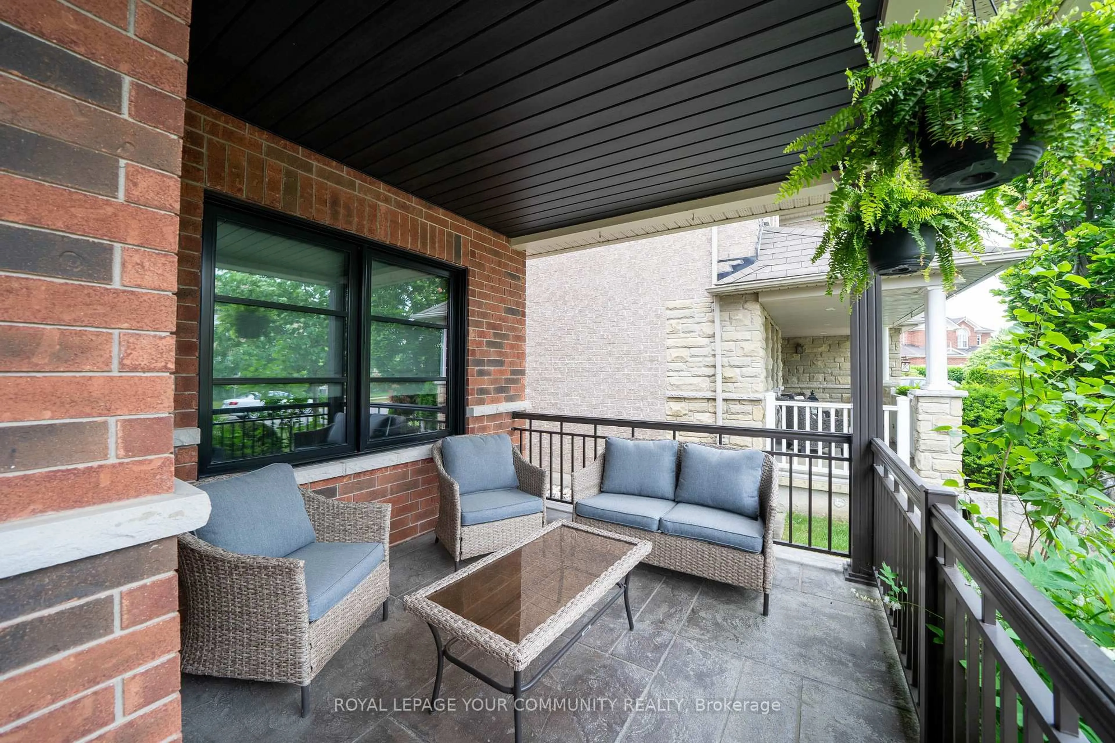 Patio, street for 19 Pondmede Cres, Whitchurch-Stouffville Ontario L4A 0E2