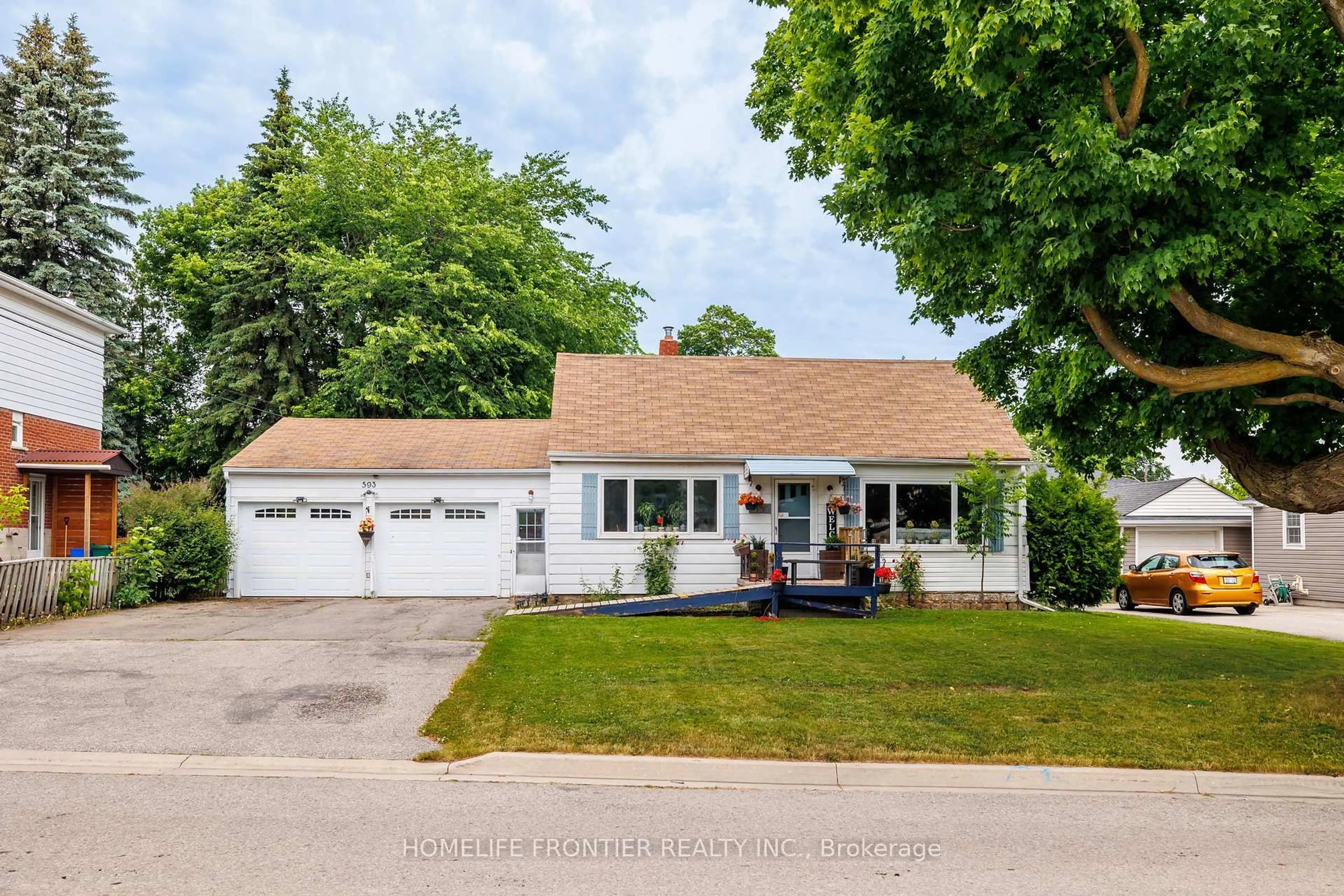 Home with vinyl exterior material, street for 593 Watson Ave, Newmarket Ontario L3Y 2V2