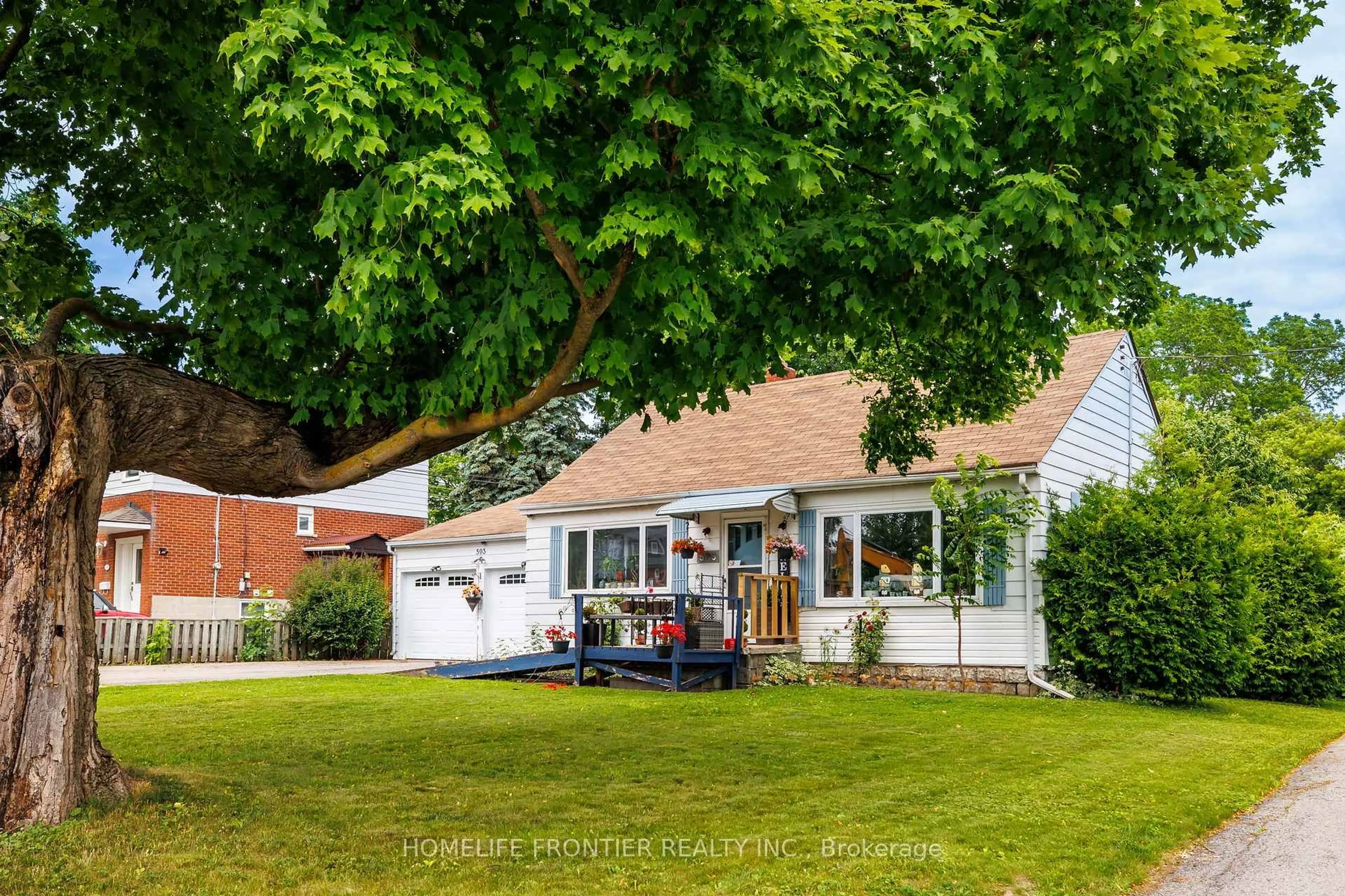 A pic from outside/outdoor area/front of a property/back of a property/a pic from drone, street for 593 Watson Ave, Newmarket Ontario L3Y 2V2