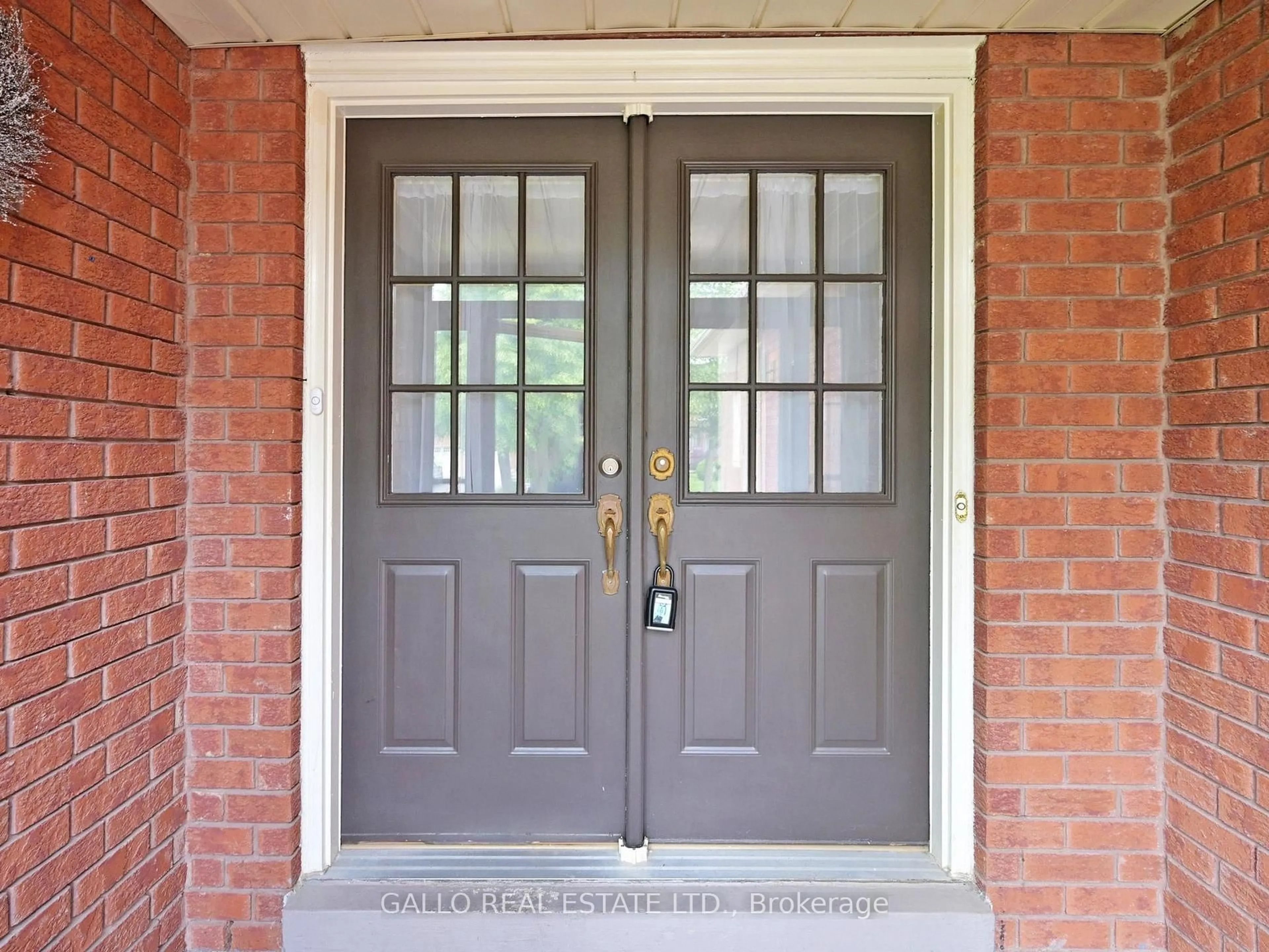 Indoor entryway for 654 Rupert Ave, Whitchurch-Stouffville Ontario L4A 8B8