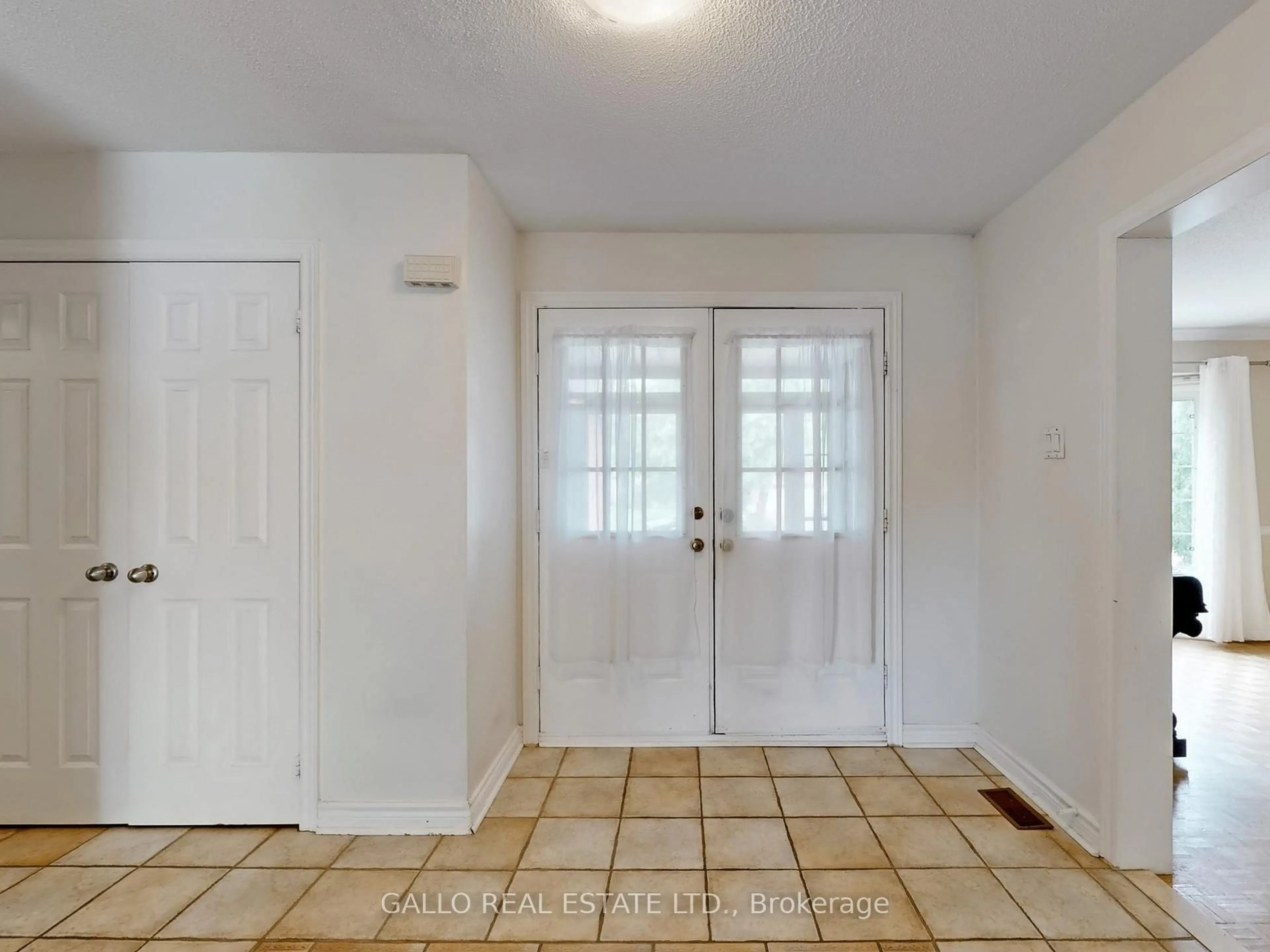 Indoor entryway for 654 Rupert Ave, Whitchurch-Stouffville Ontario L4A 8B8